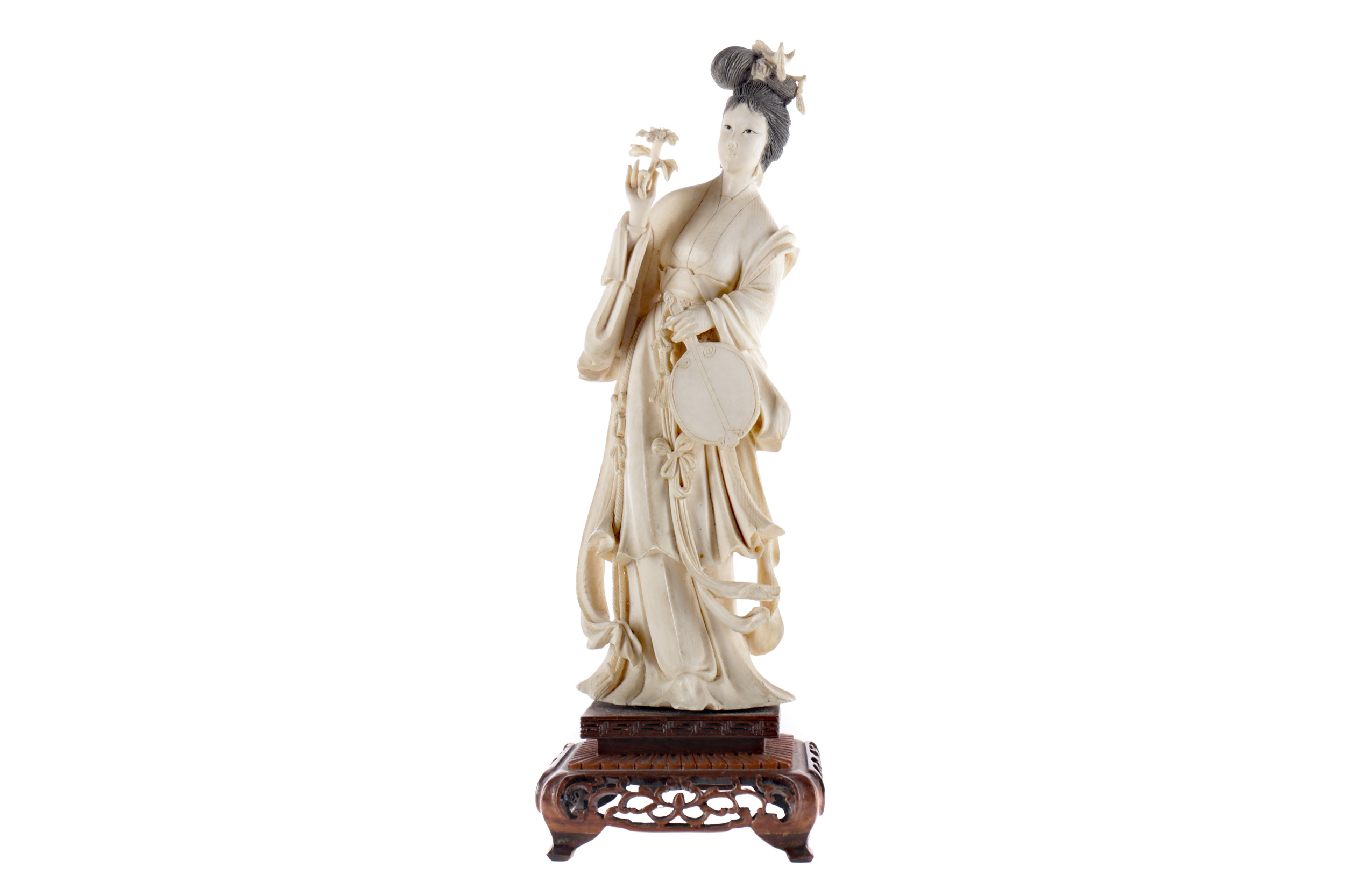 AN EARLY 20TH CENTURY CHINESE IVORY CARVING OF A FEMALE