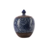 A 20TH CENTURY CHINESE STONEWARE BLUE AND WHITE LIDDED JAR