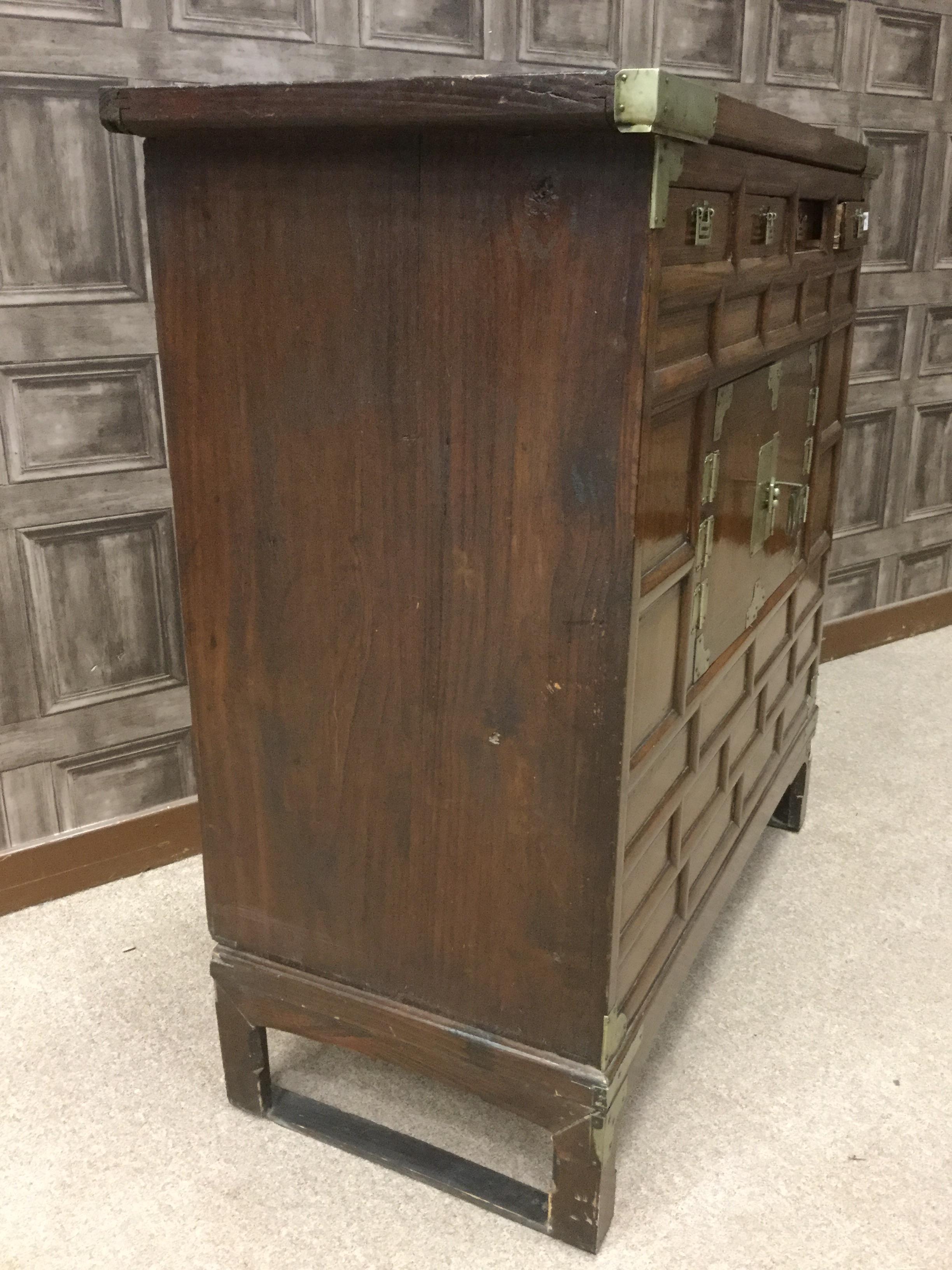 A LATE 19TH CENTURY KOREAN WOOD CHEST - Image 2 of 3
