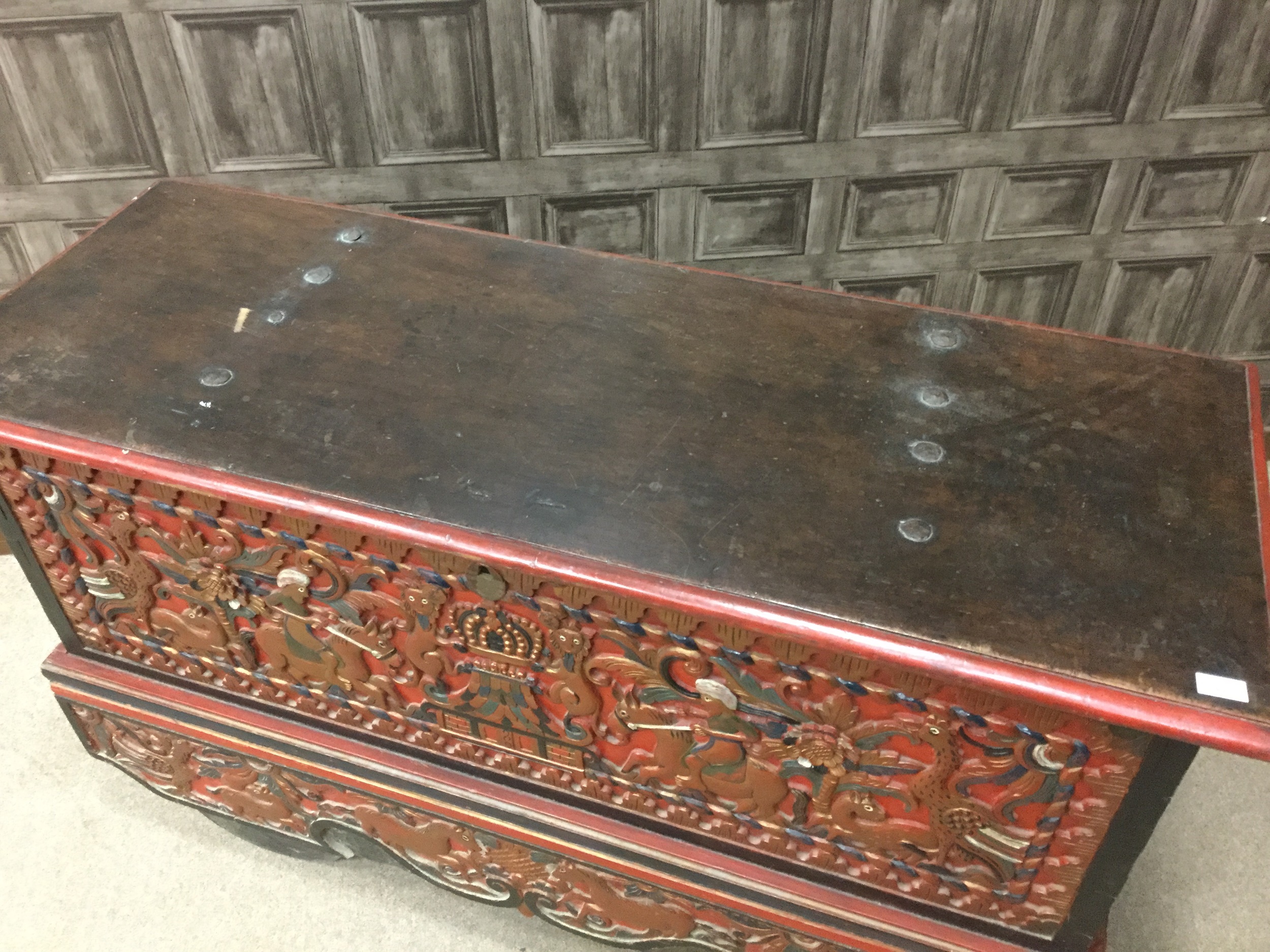 AN EARLY 20TH CENTURY INDONESIAN CARVED WOOD DOWRY CHEST - Image 3 of 5