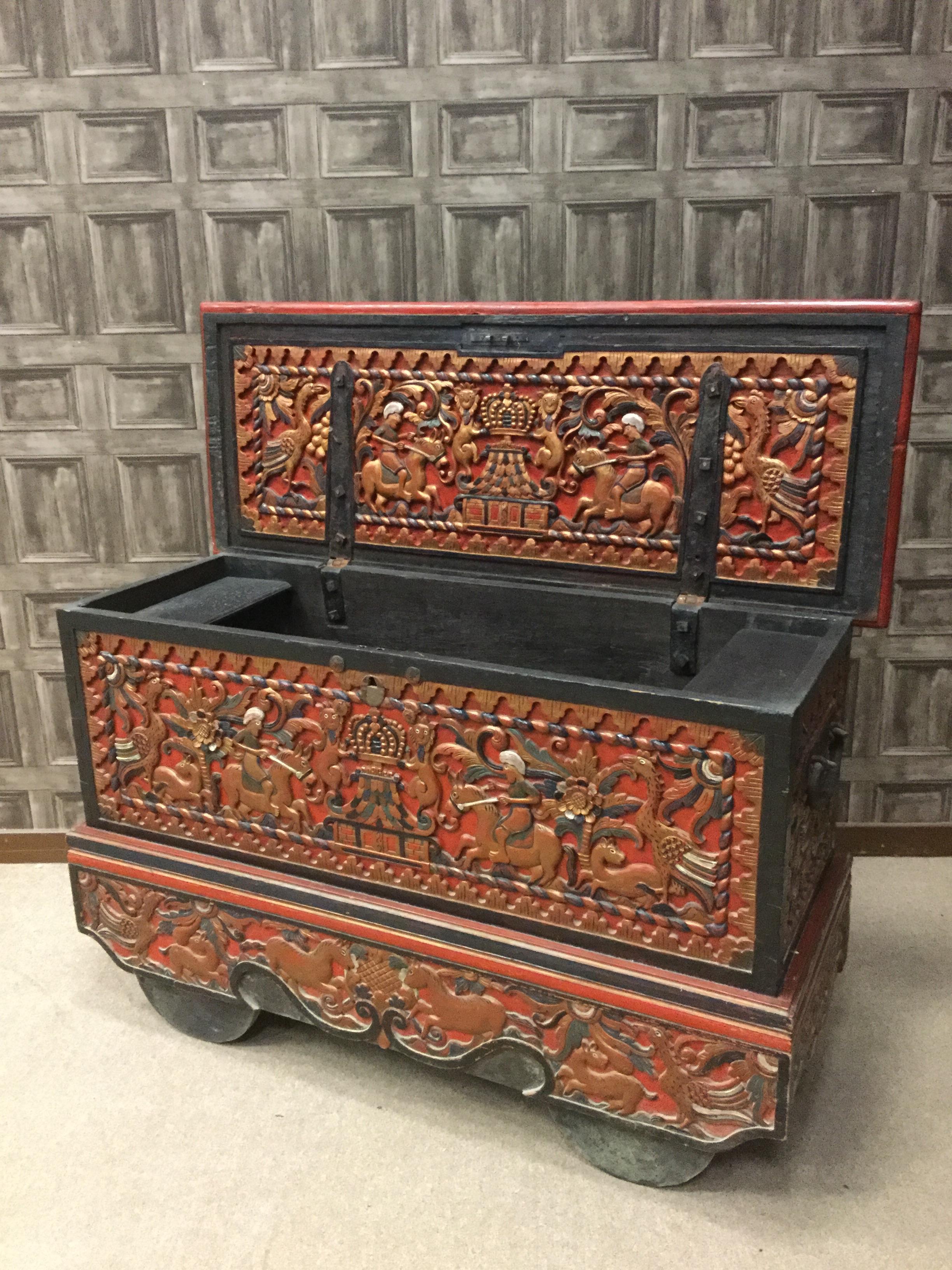 AN EARLY 20TH CENTURY INDONESIAN CARVED WOOD DOWRY CHEST - Image 4 of 5