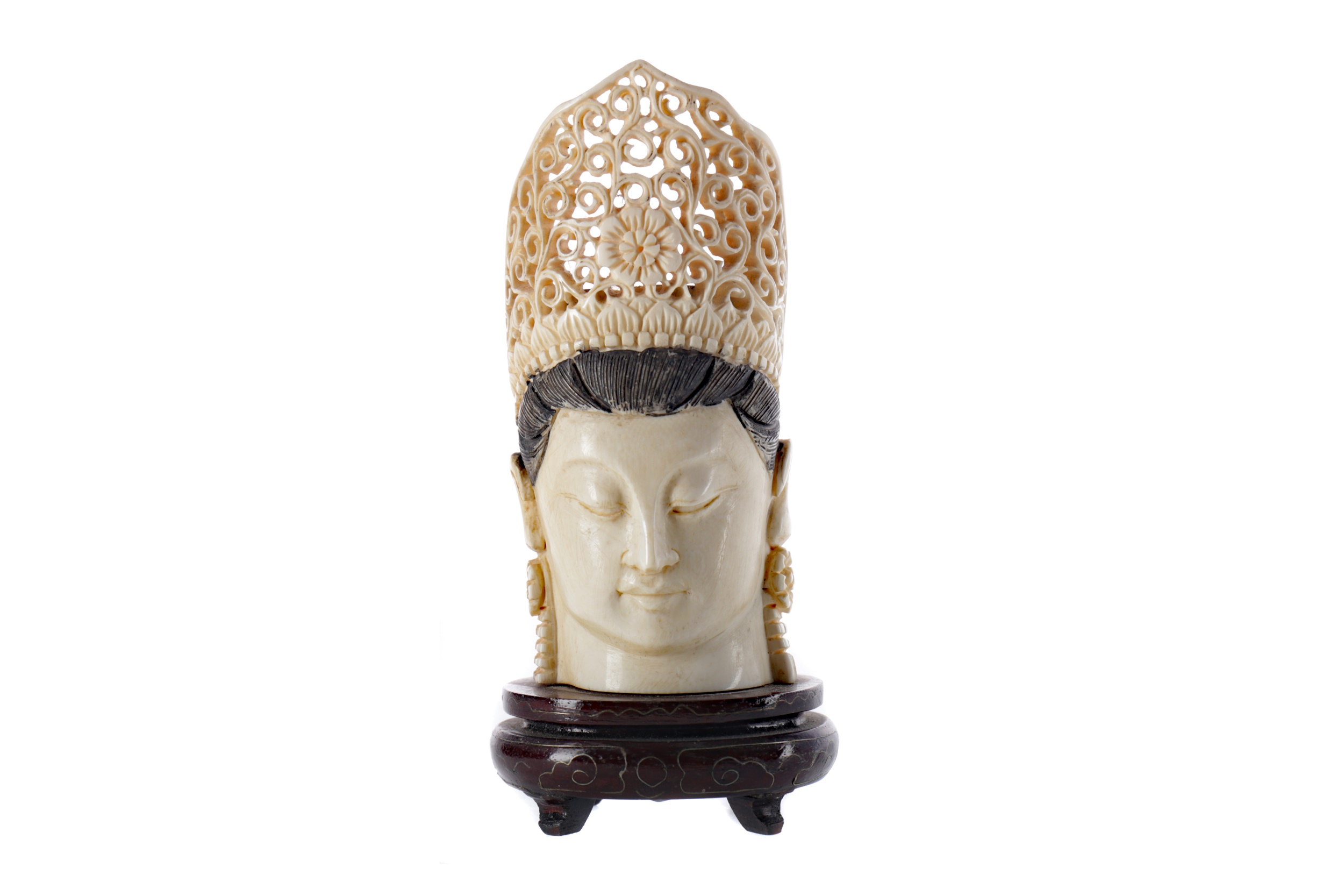 AN EARLY 20TH CENTURY CHINESE CARVED IVORY HEAD