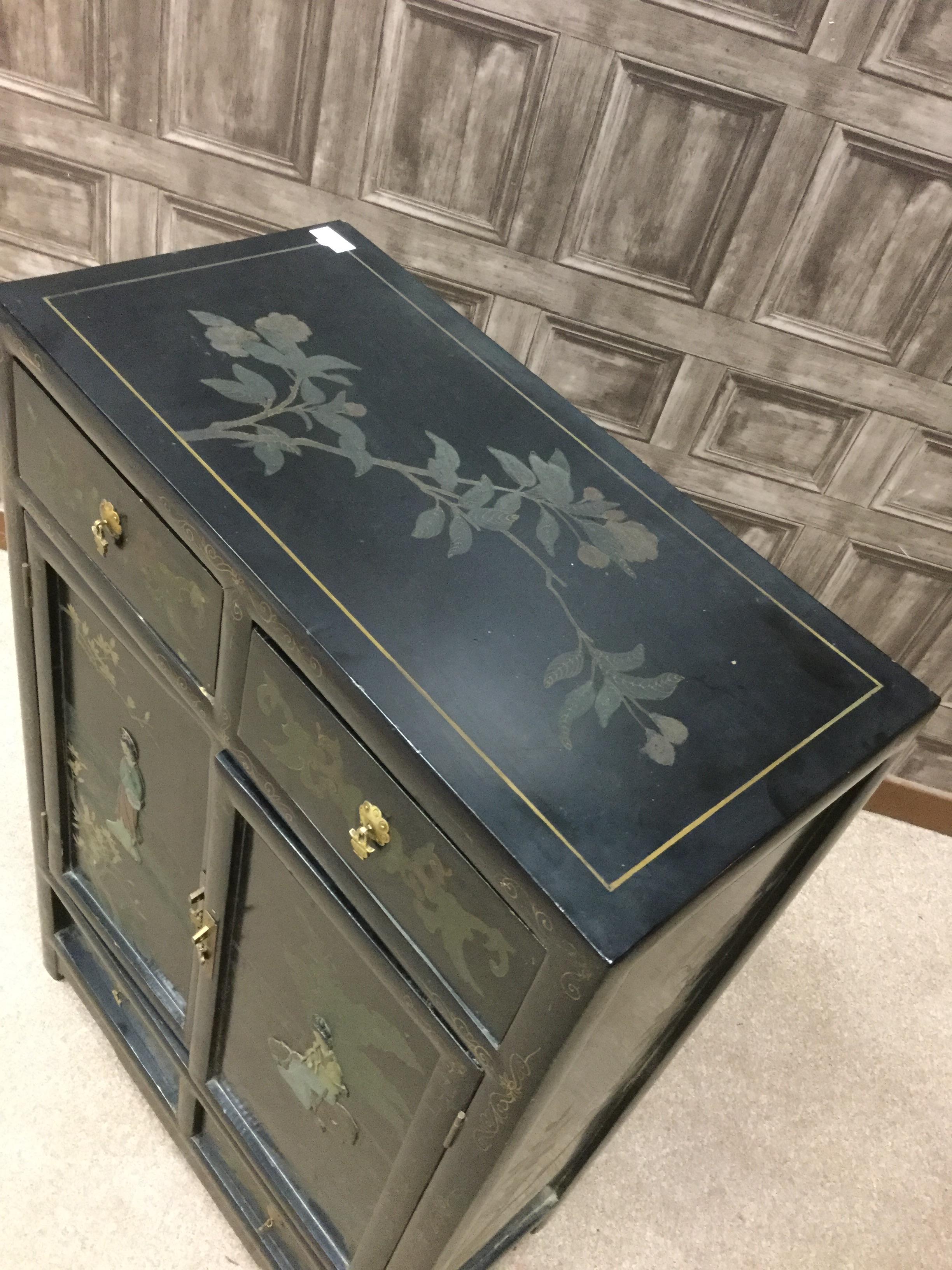 AN EARLY 20TH CENTURY CHINESE PAINTED AND LACQUERED CABINET - Image 2 of 4