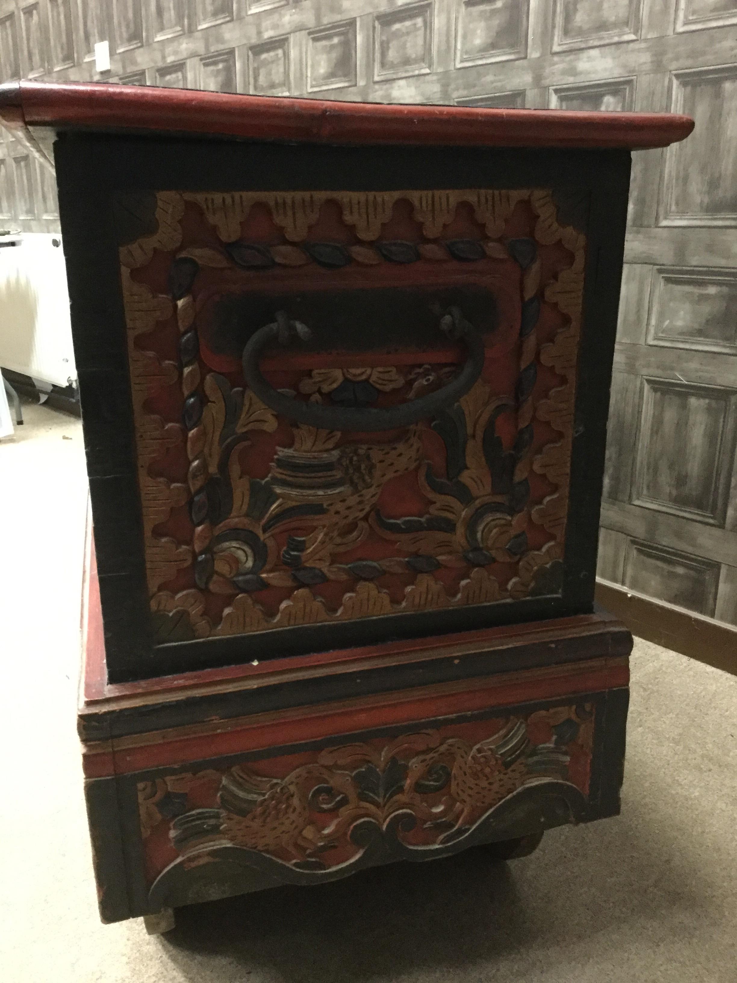 AN EARLY 20TH CENTURY INDONESIAN CARVED WOOD DOWRY CHEST - Image 2 of 5