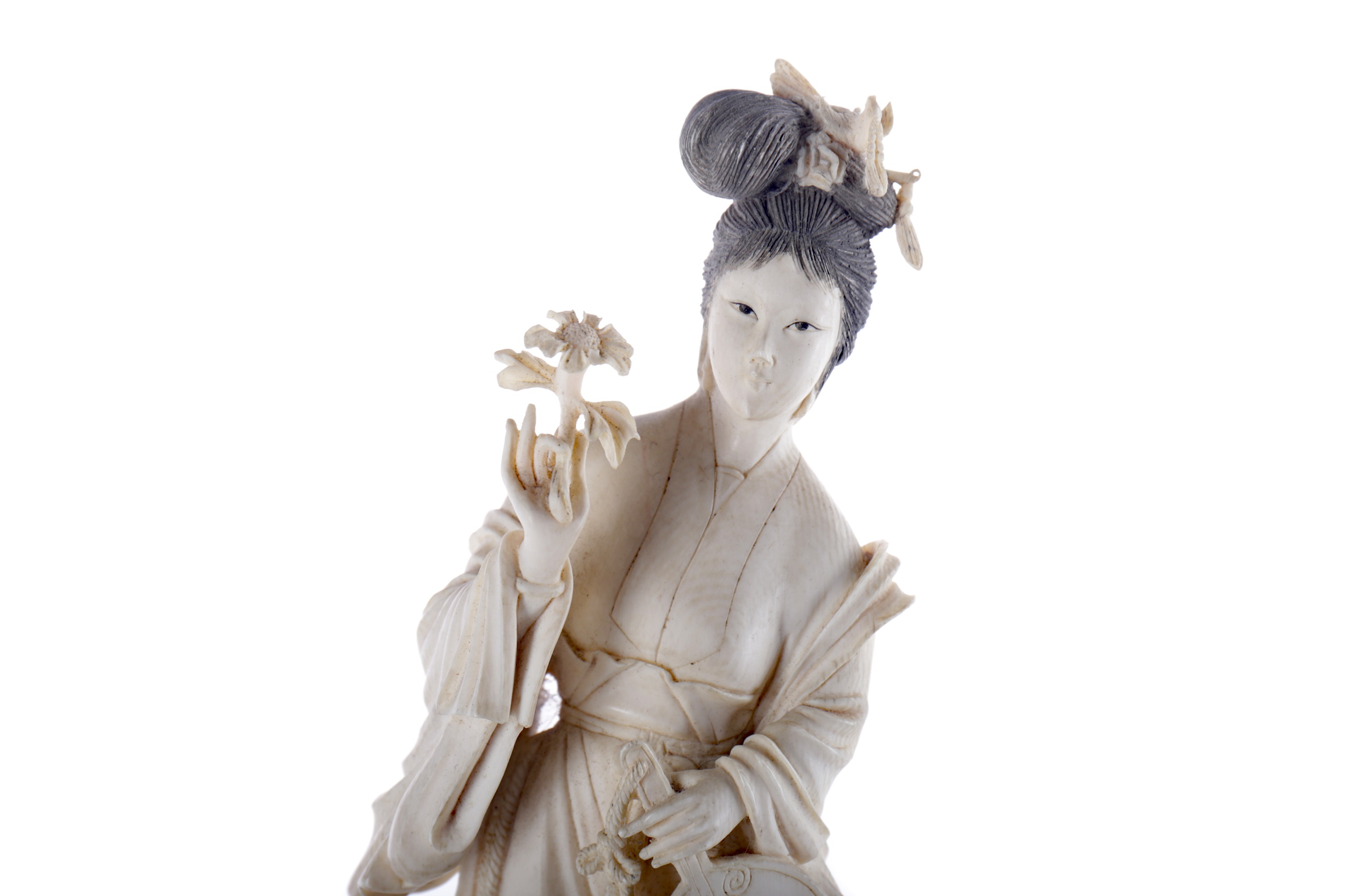 AN EARLY 20TH CENTURY CHINESE IVORY CARVING OF A FEMALE - Image 2 of 2