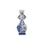 A 20TH CENTURY CHINESE BLUE AND WHITE VASE