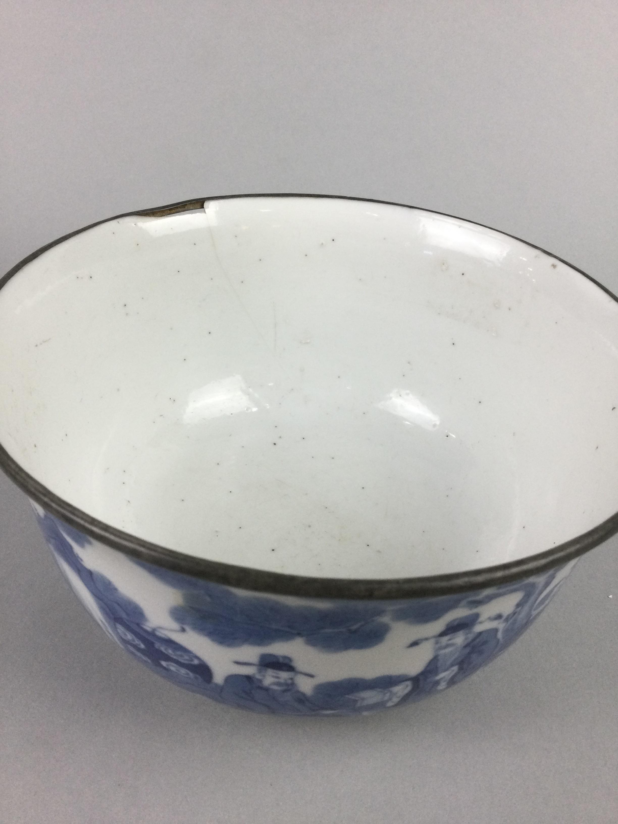 A CHINESE BLUE AND WHITE BOWL - Image 4 of 6