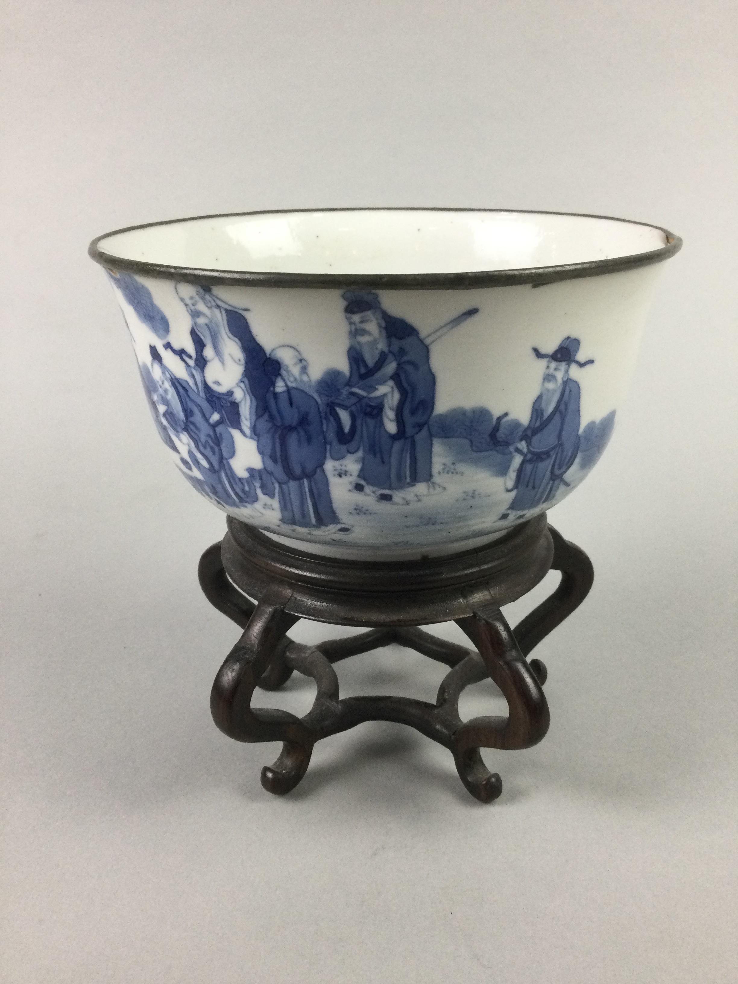 A CHINESE BLUE AND WHITE BOWL - Image 2 of 6