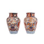 A PAIR OF EARLY 20TH CENTURY JAPANESE IMARI PATTERN VASES