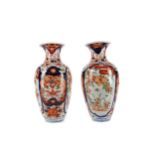 A PAIR OF EARLY 20TH CENTURY JAPANESE IMARI VASES