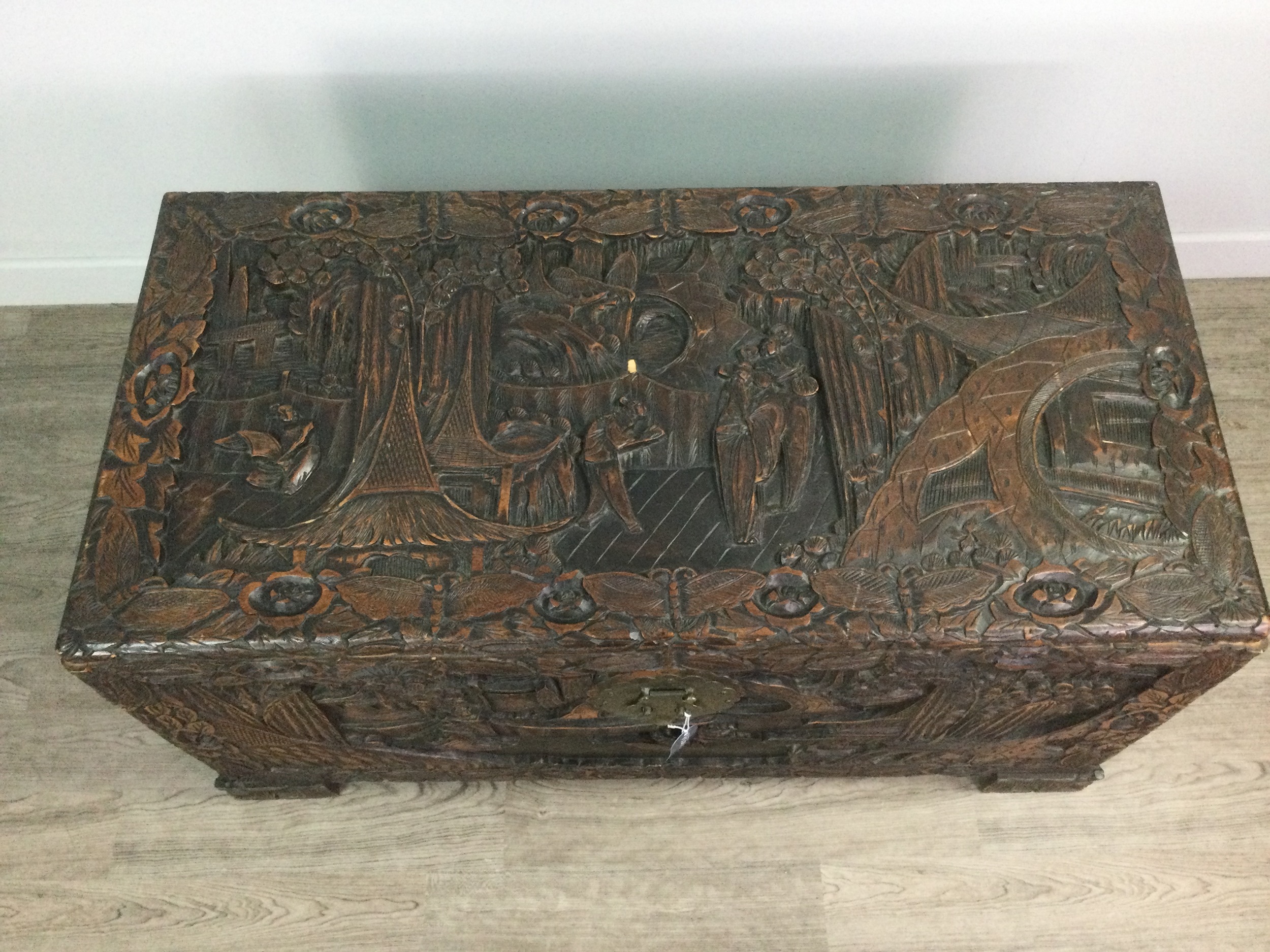 A CHINESE CAMPHORWOOD BLANKET CHEST - Image 3 of 4