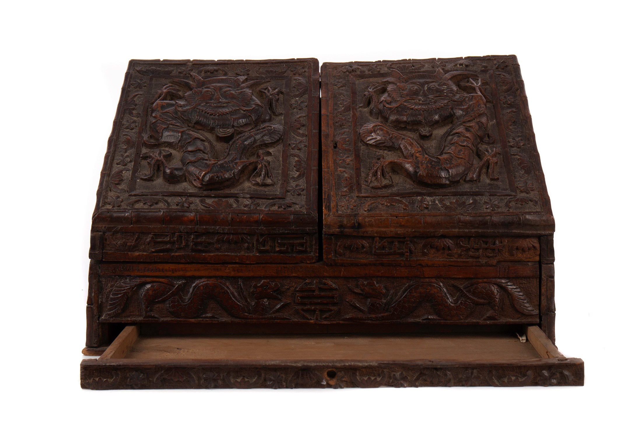 AN EARLY 20TH CENTURY CHINESE CARVED WOOD STATIONARY BOX