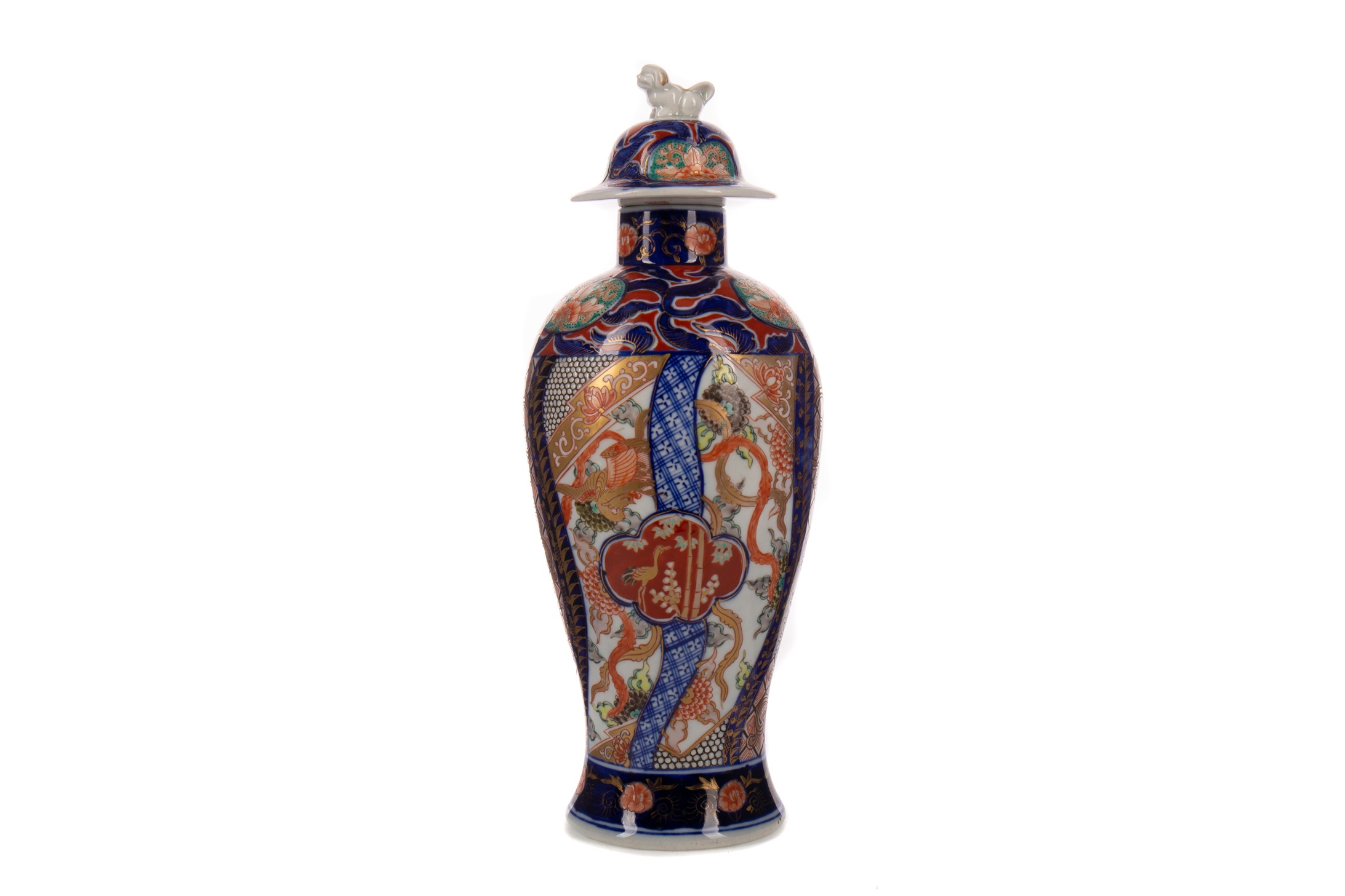 A 20TH CENTURY JAPANESE IMARI BALUSTER VASE AND COVER