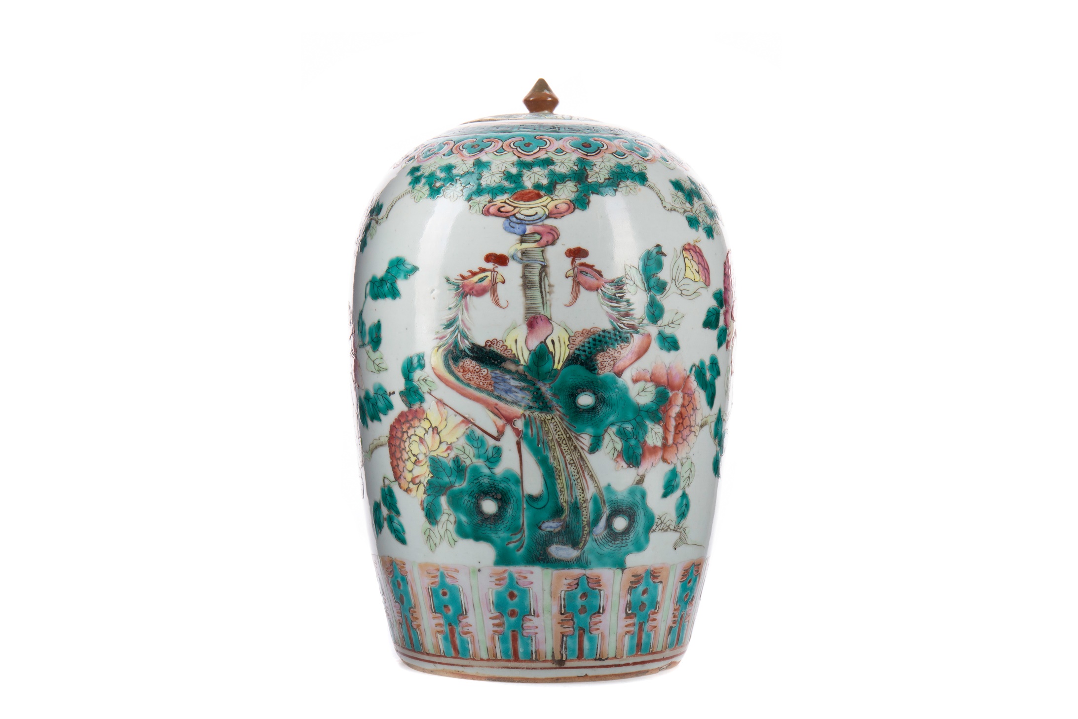 AN EARLY 20TH CENTURY CHINESE LIDDED JAR