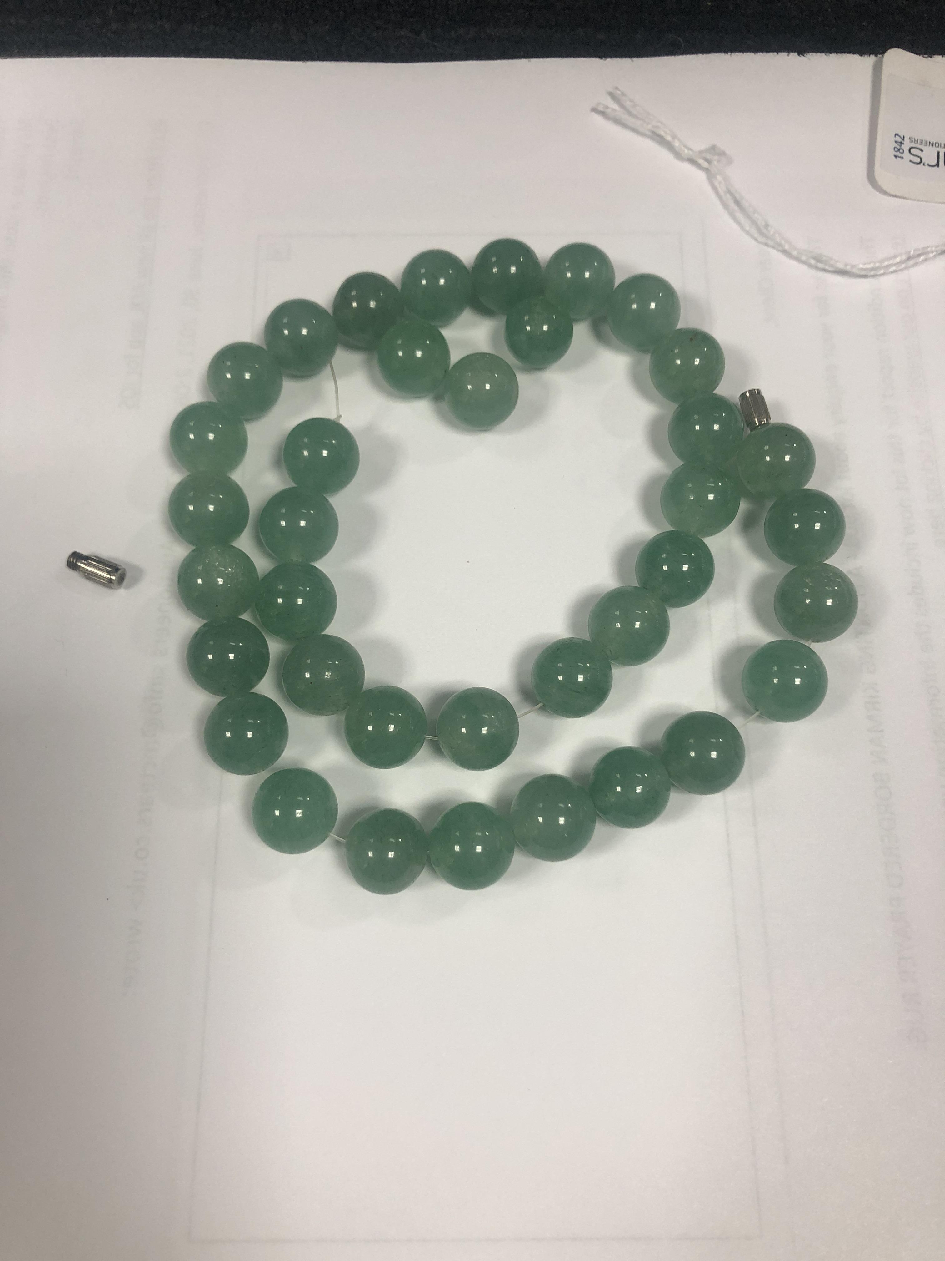 A CHINESE JADE BEAD NECKLACE - Image 2 of 3