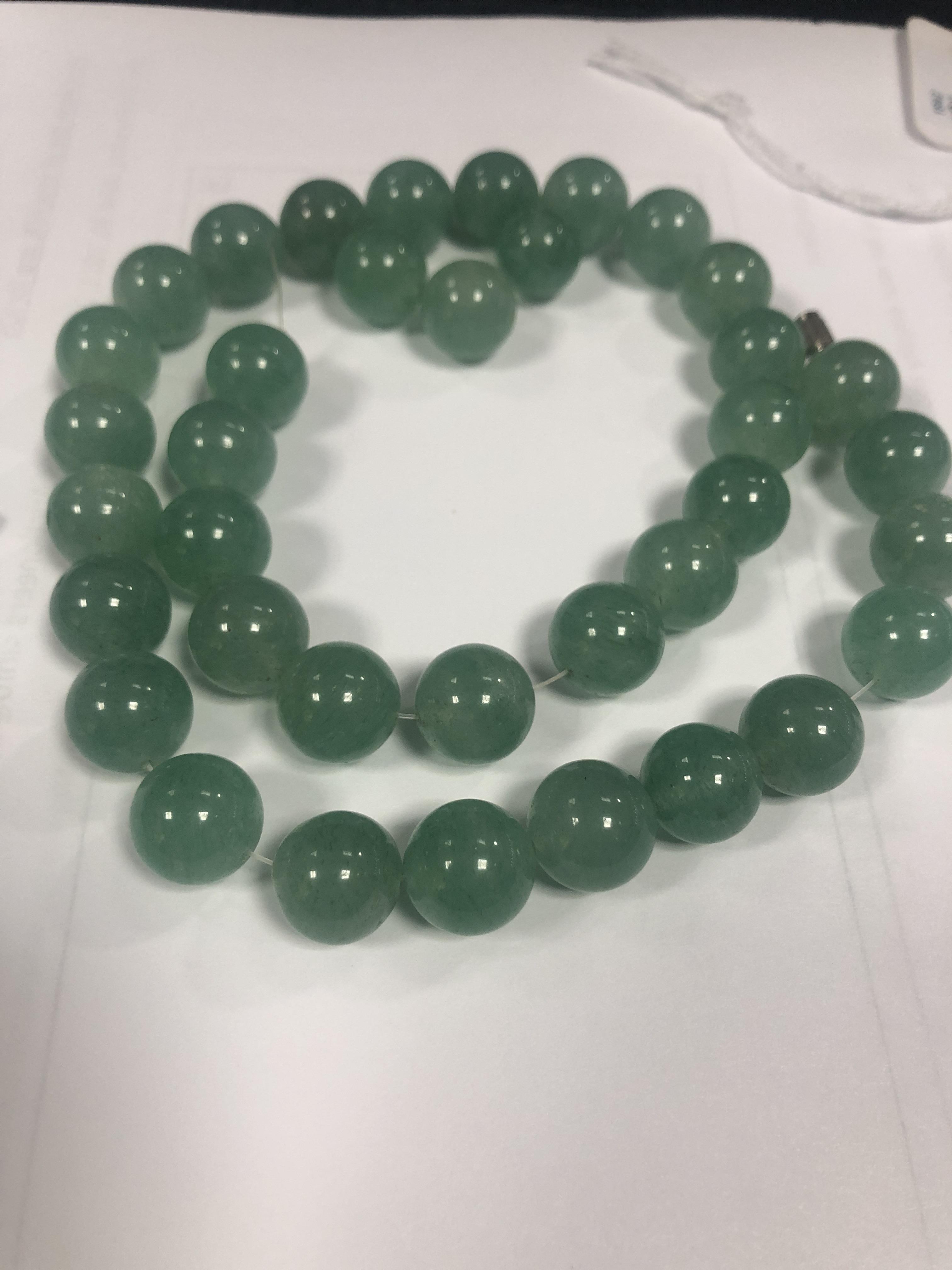 A CHINESE JADE BEAD NECKLACE - Image 3 of 3