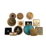 A LARGE LOT OF COMPACTS INCLUDING MAJESTIC, ZELL AND WADSWORTH