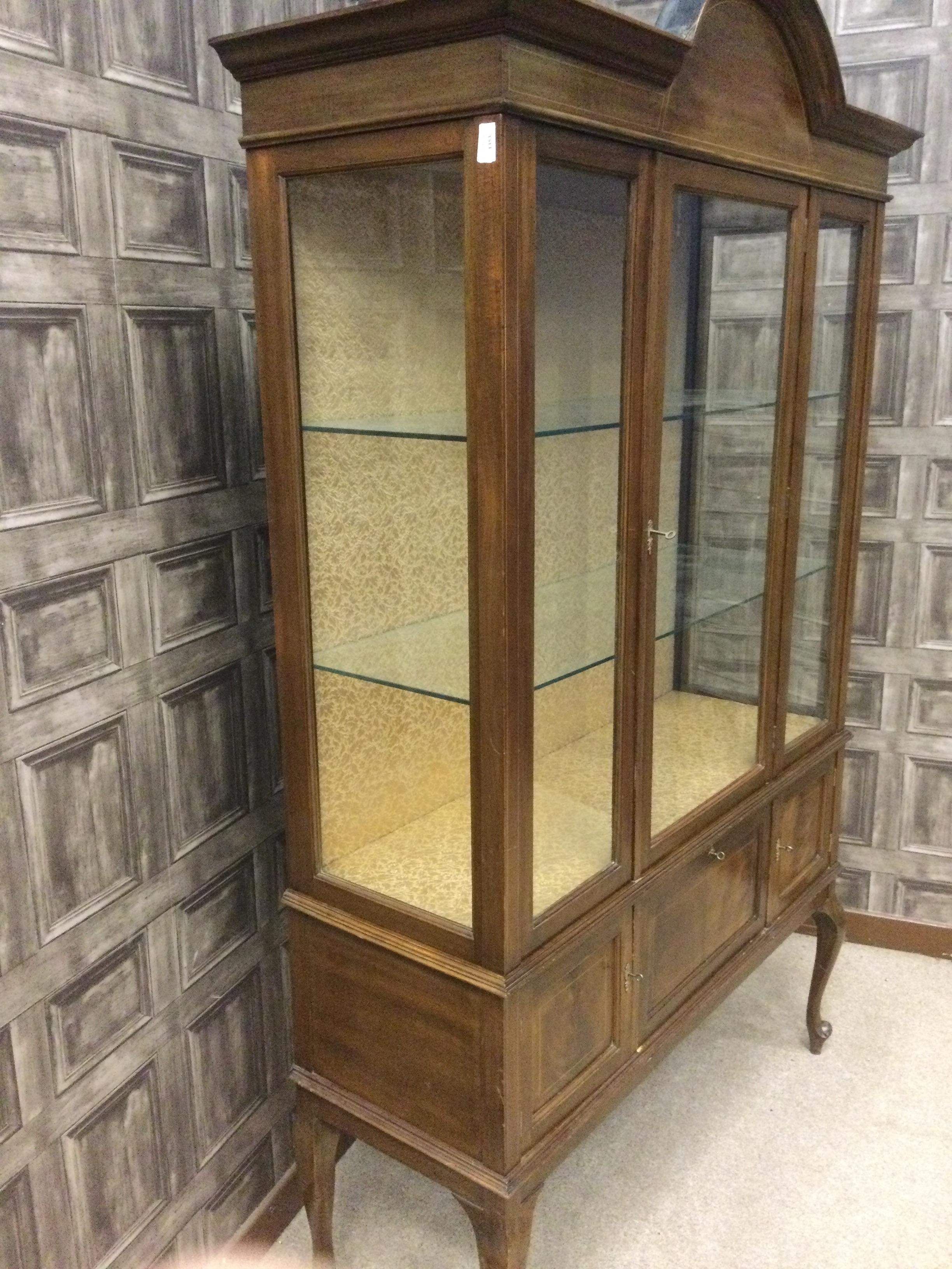 AN EDWARDIAN MAHOGANY DISPLAY CABINET - Image 2 of 2