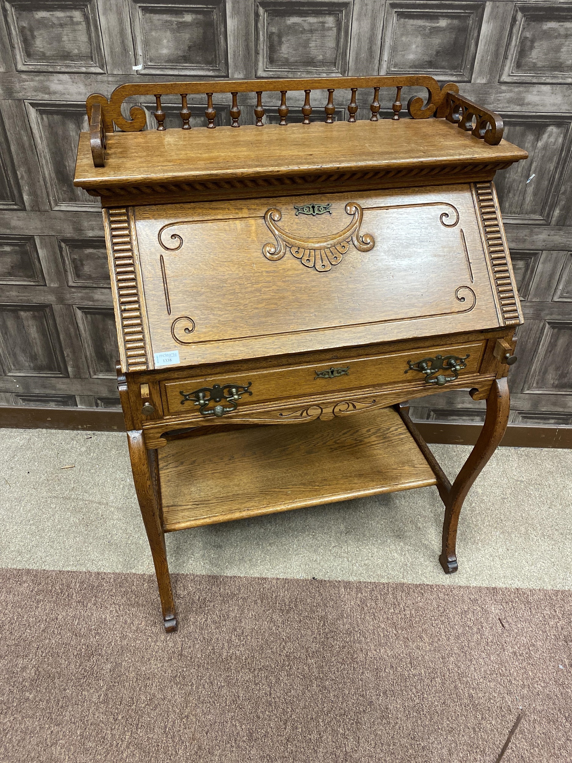 AN EARLY 20TH CENTURY OAK BUREAU DE DAME