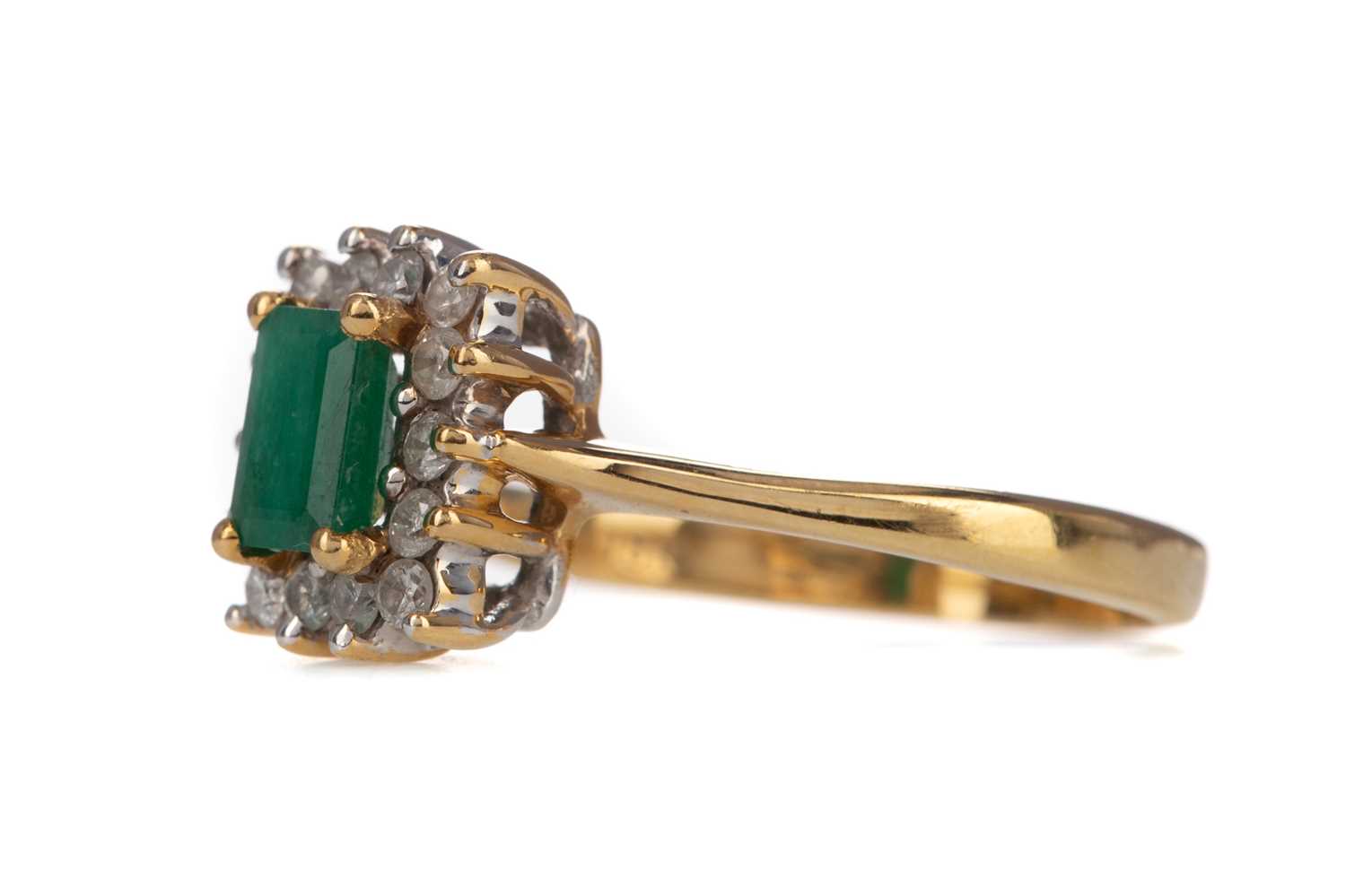 AN EMERALD AND DIAMOND RING - Bild 2 aus 2