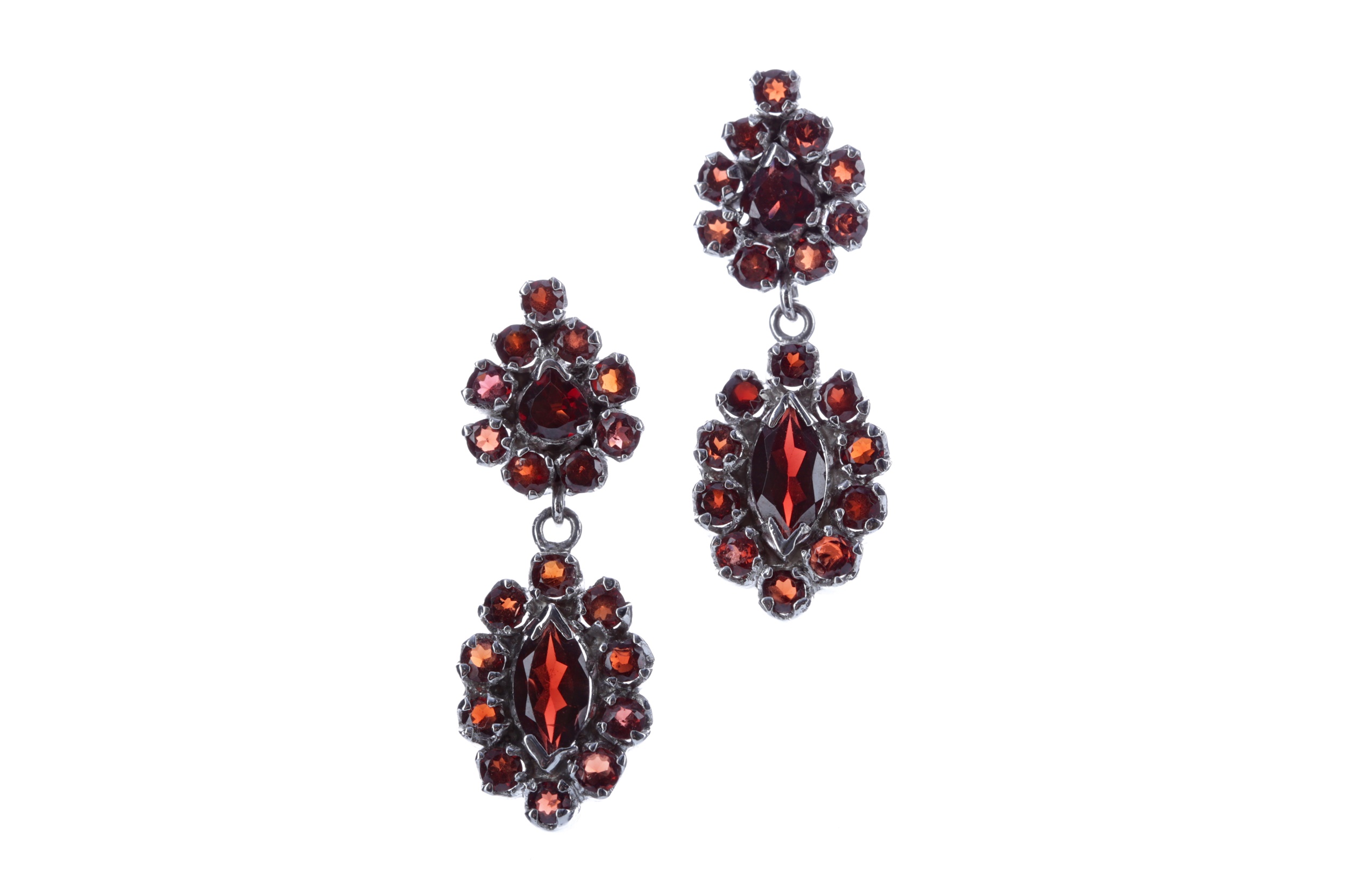 A PAIR OF GARNET EARRINGS