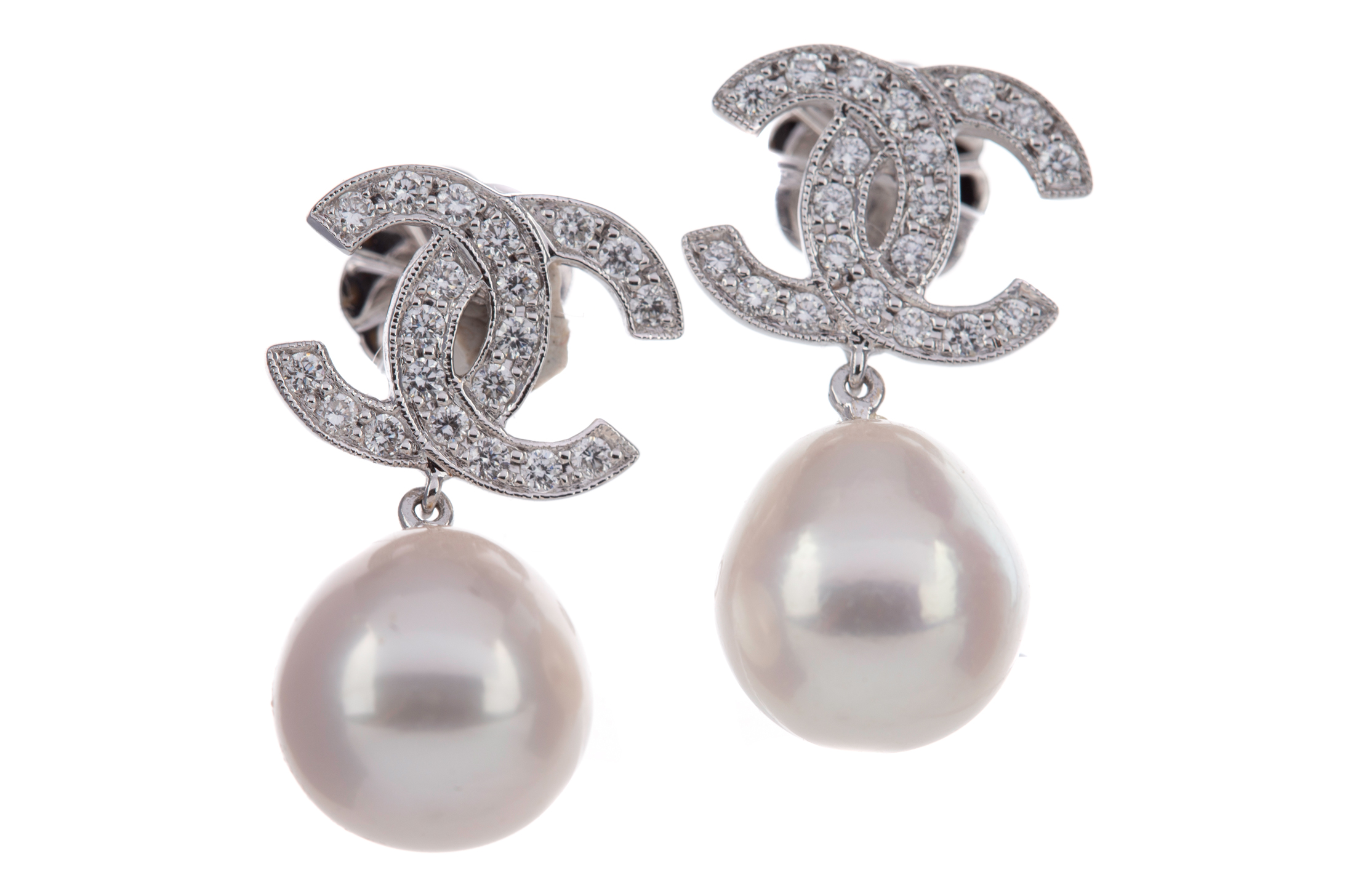 A PAIR OF PEARL DROP EARRINGS