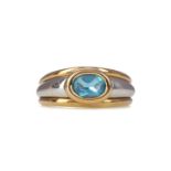 A BICOLOUR BLUE GEM SET RING