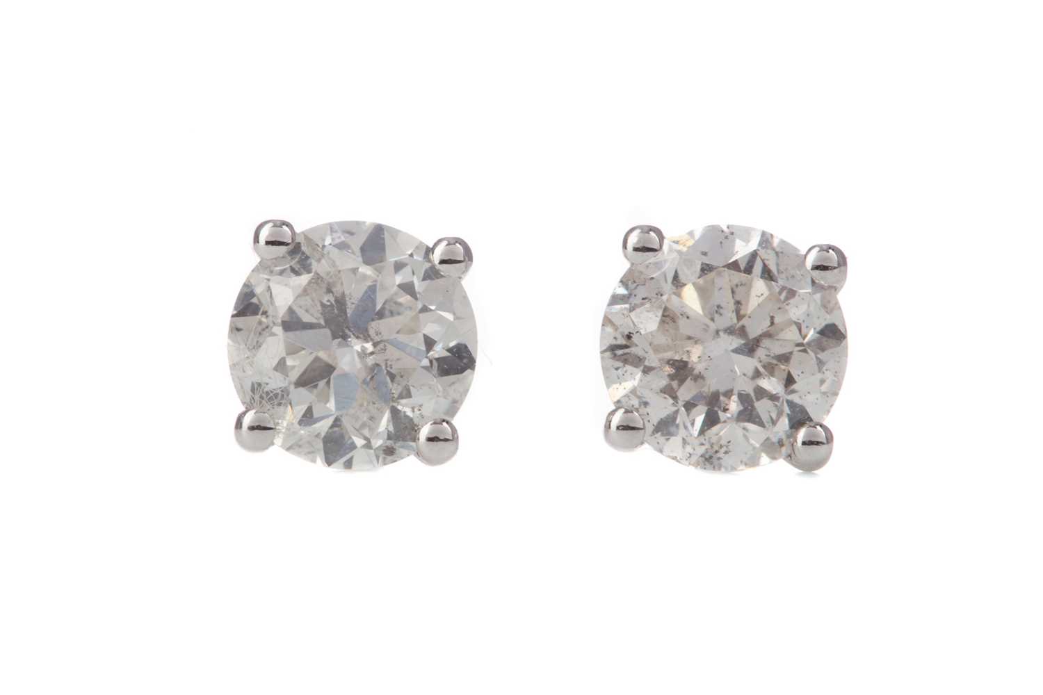 A PAIR OF DIAMOND STUD EARRINGS