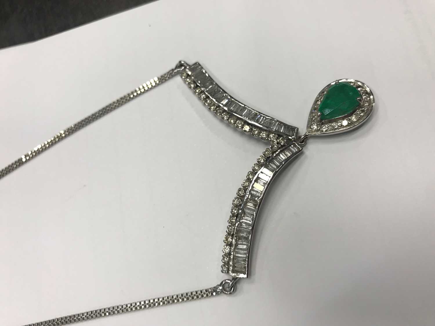 AN EMERALD AND DIAMOND NECKLET - Image 3 of 4