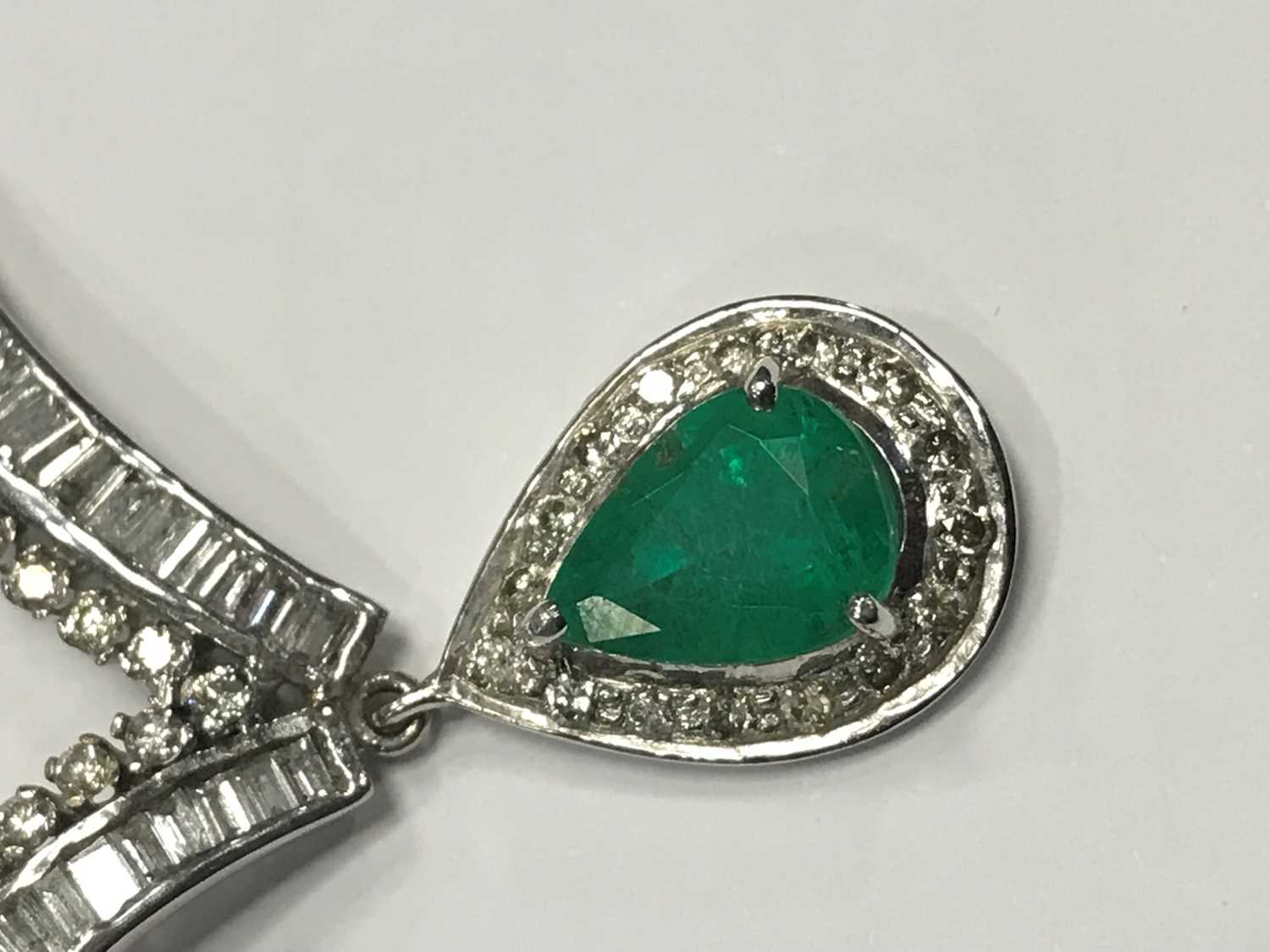AN EMERALD AND DIAMOND NECKLET - Image 2 of 4