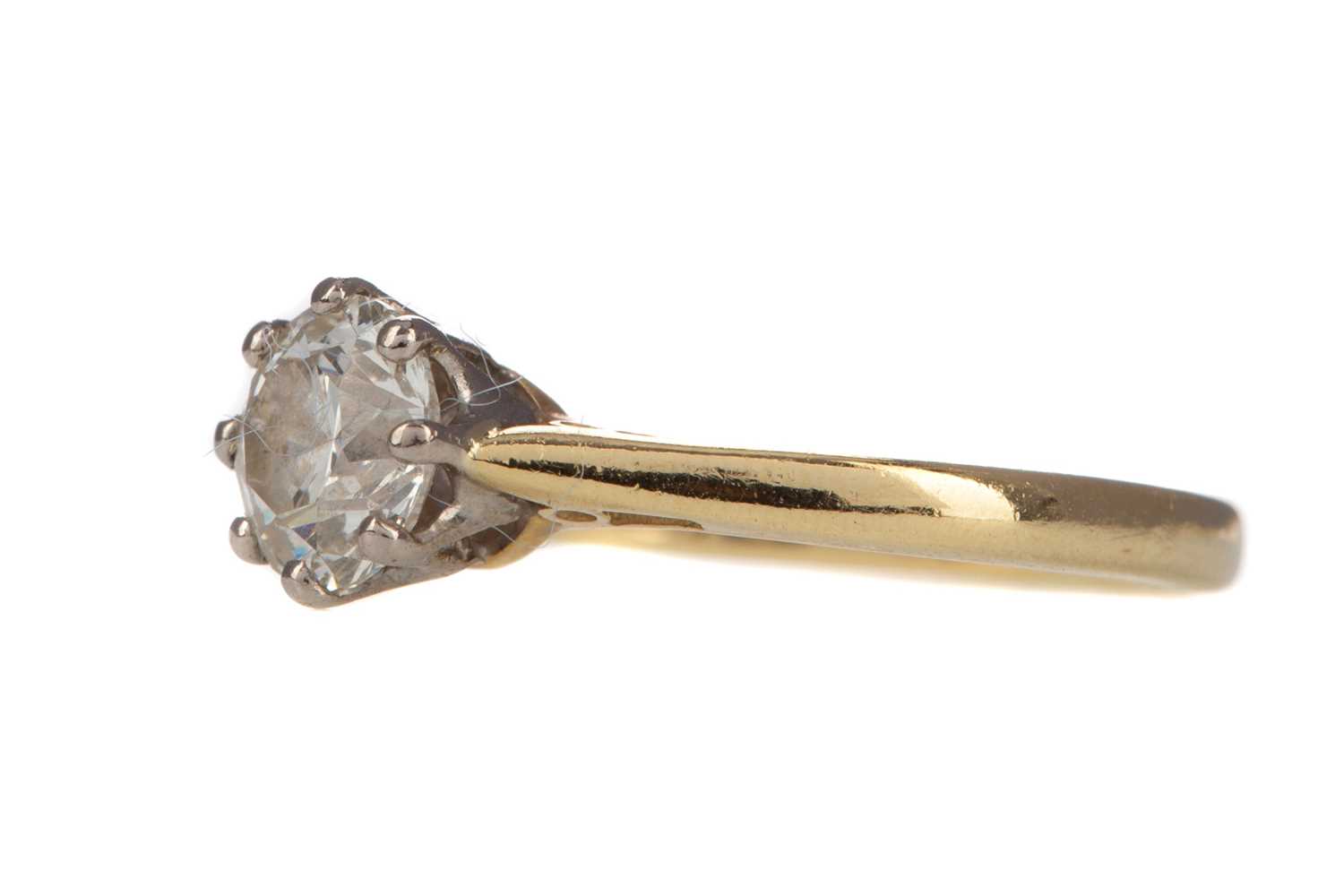 A DIAMOND SOLITAIRE RING - Image 2 of 2