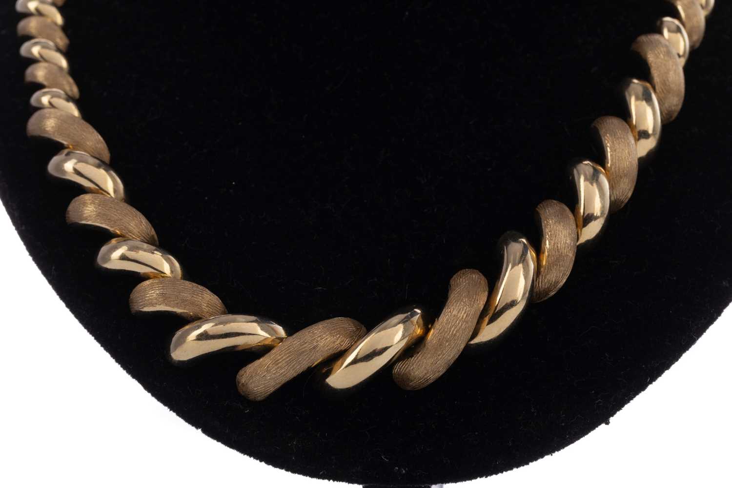 A GOLD NECKLACE - Image 2 of 2