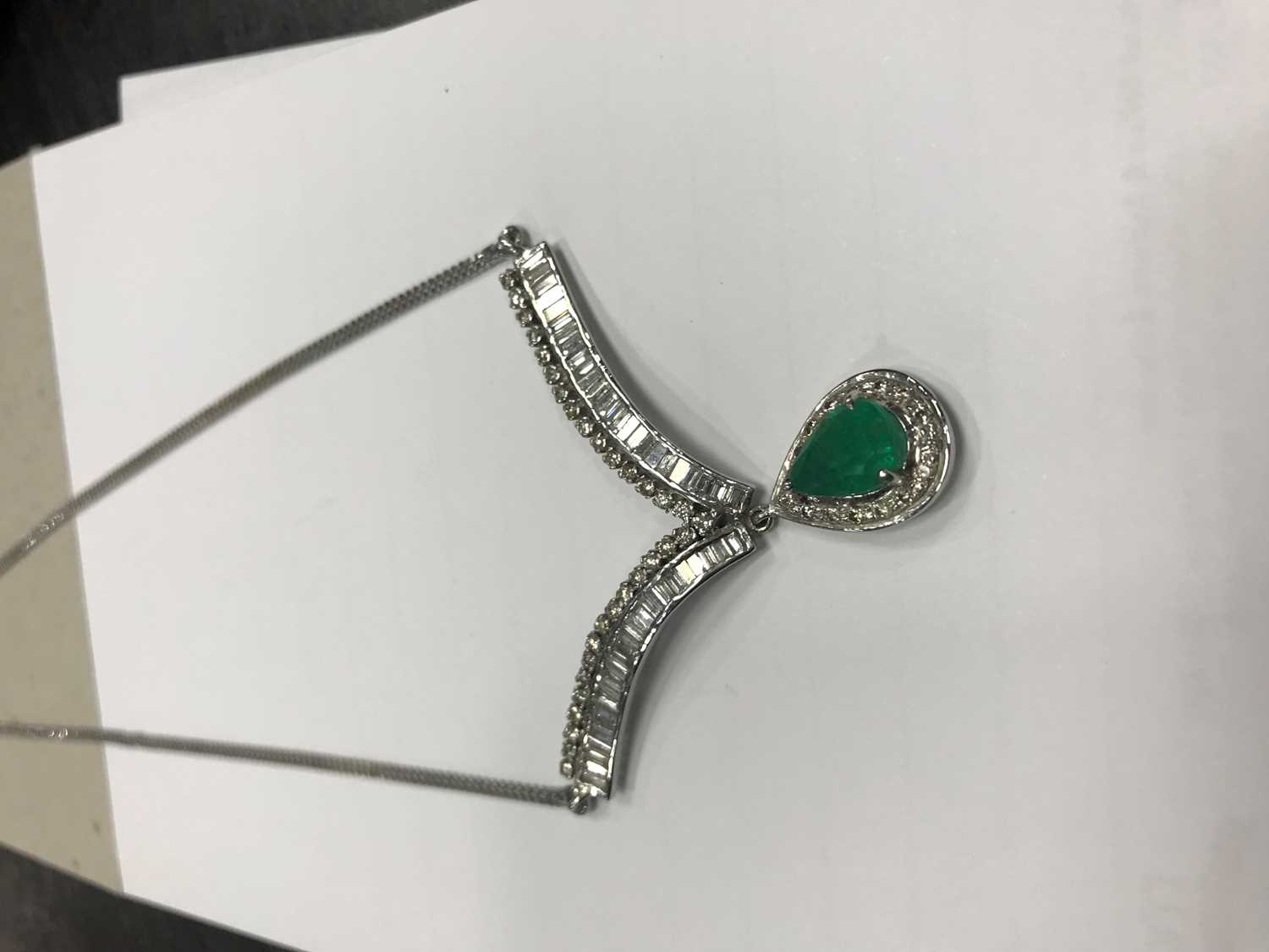 AN EMERALD AND DIAMOND NECKLET - Image 4 of 4