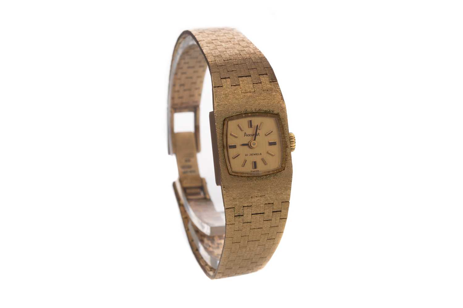 A LADY'S ACCURIST NINE CARAT GOLD MANUAL WIND WRIST WATCH