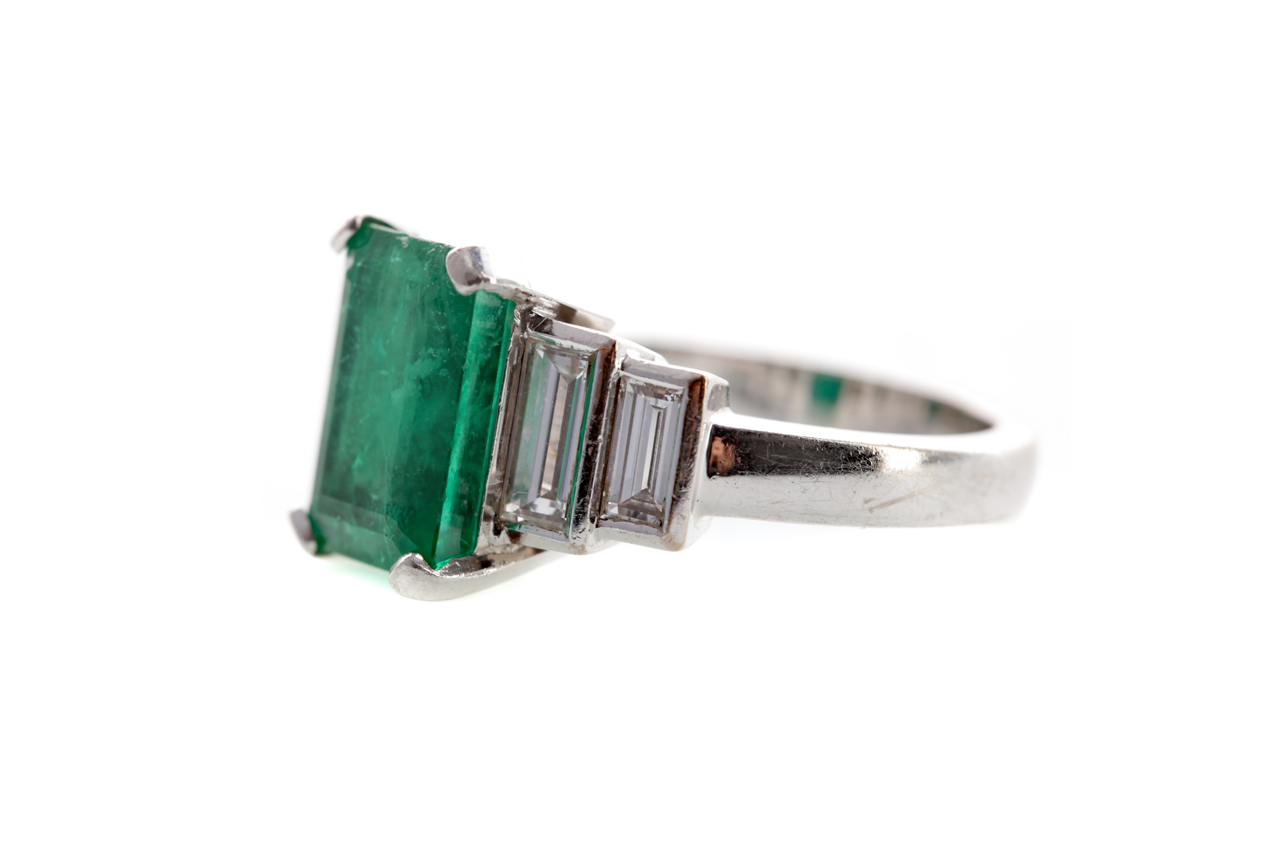 AN EMERALD AND DIAMOND RING - Image 2 of 6