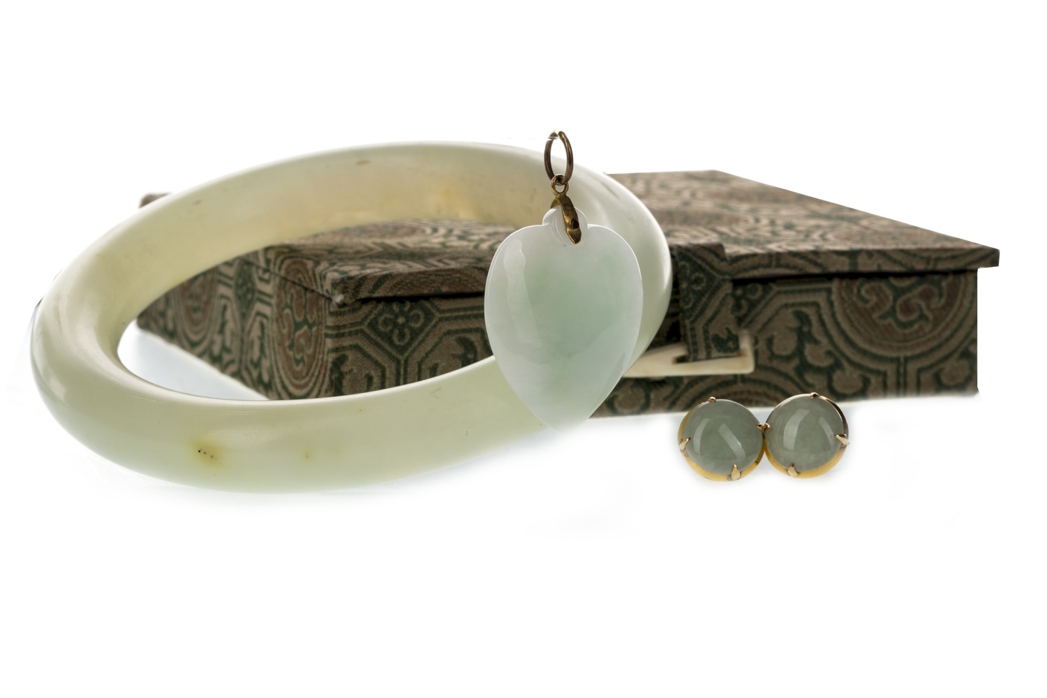 A GREEN HARDSTONE BANGLE, PENDANT AND PAIR OF EARRINGS