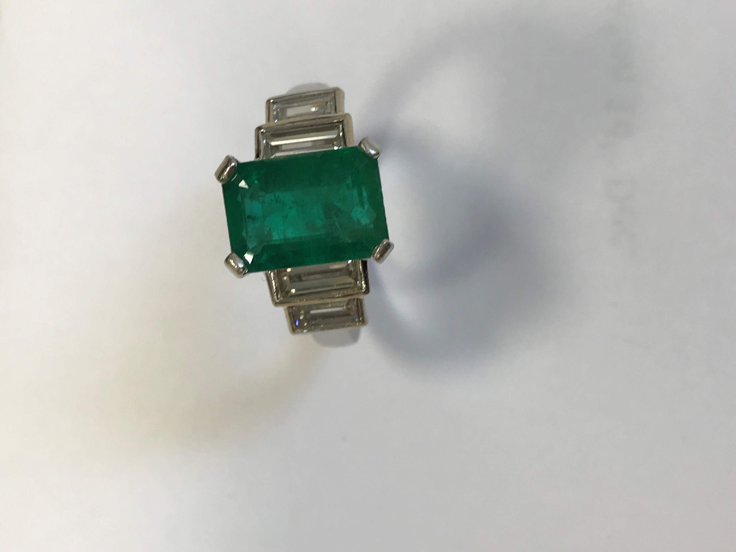 AN EMERALD AND DIAMOND RING - Image 3 of 6