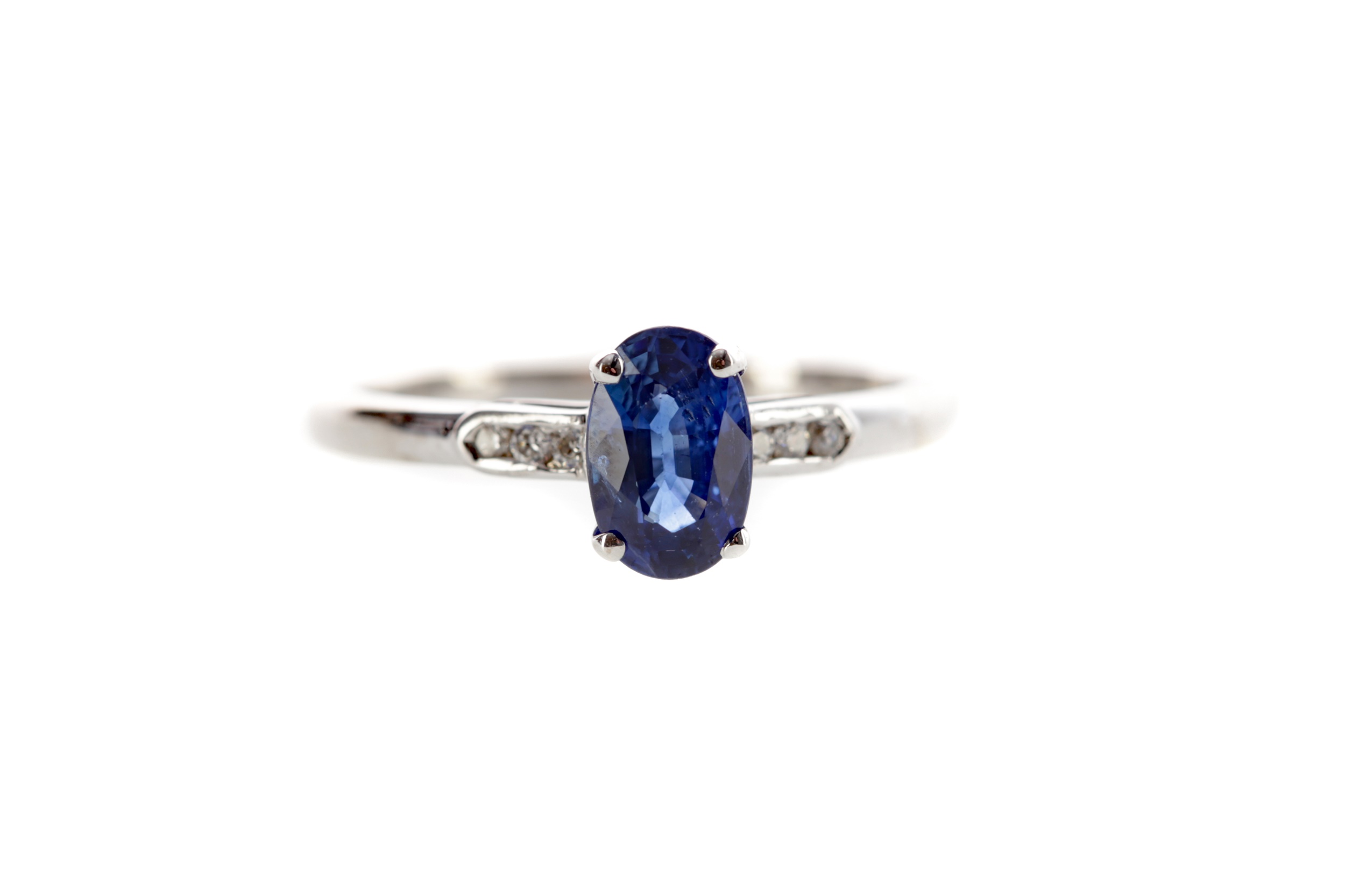 A SAPPHIRE AND DIAMOND RING