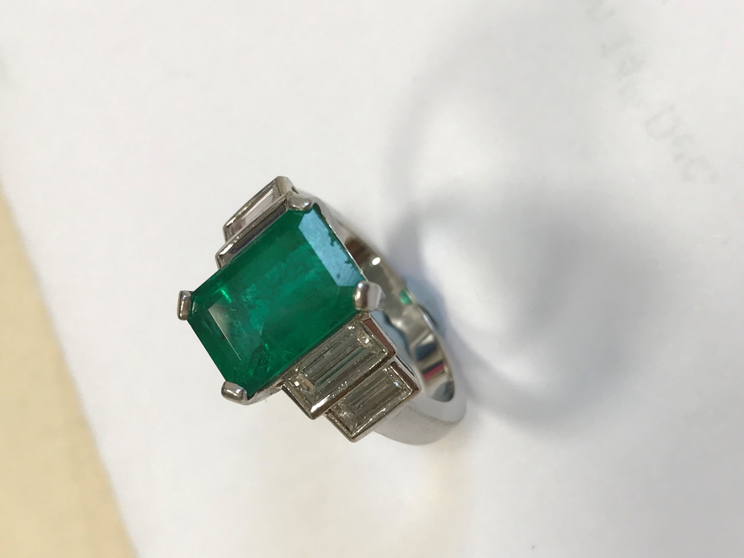 AN EMERALD AND DIAMOND RING - Image 5 of 6