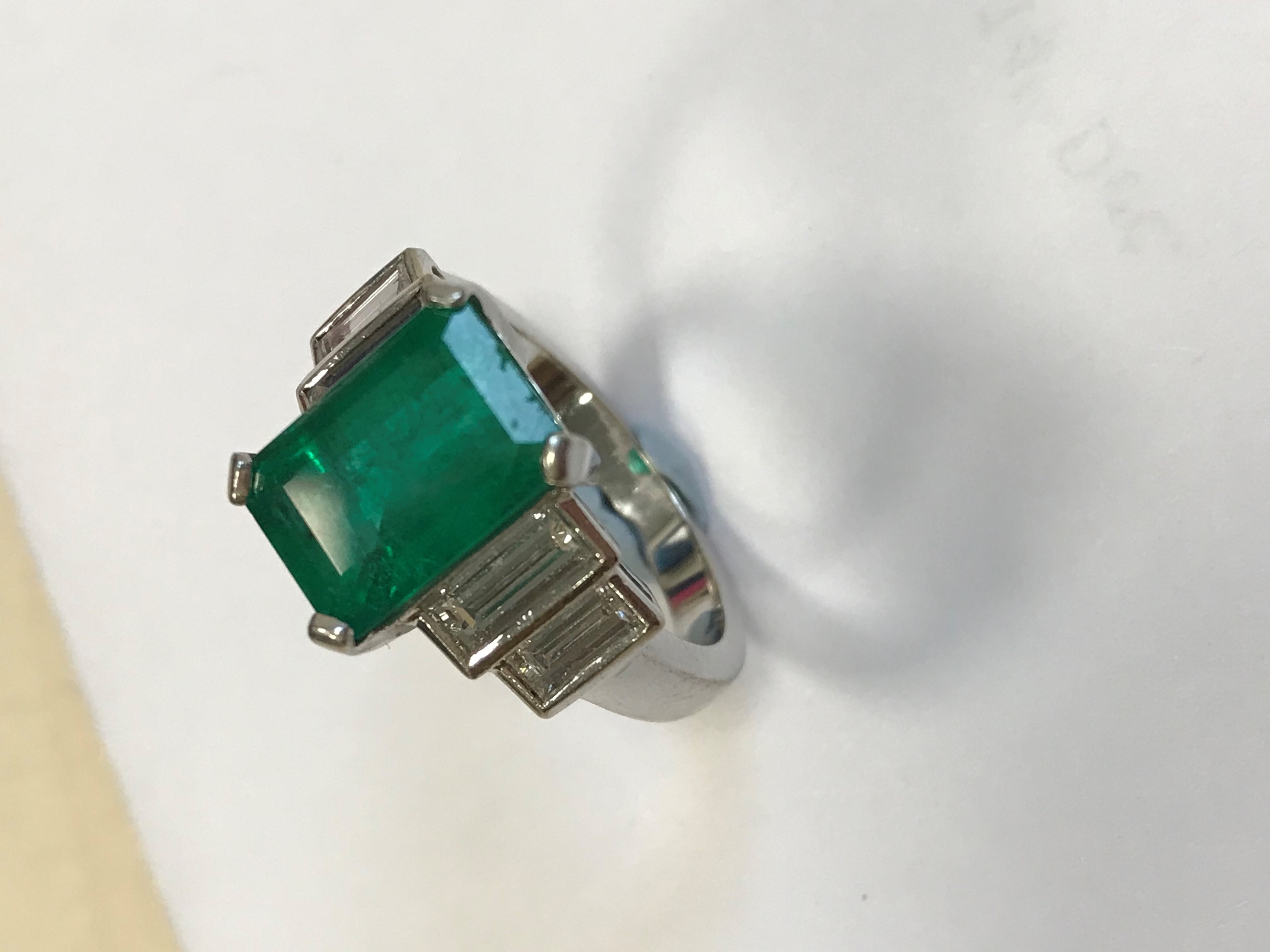 AN EMERALD AND DIAMOND RING - Image 6 of 6