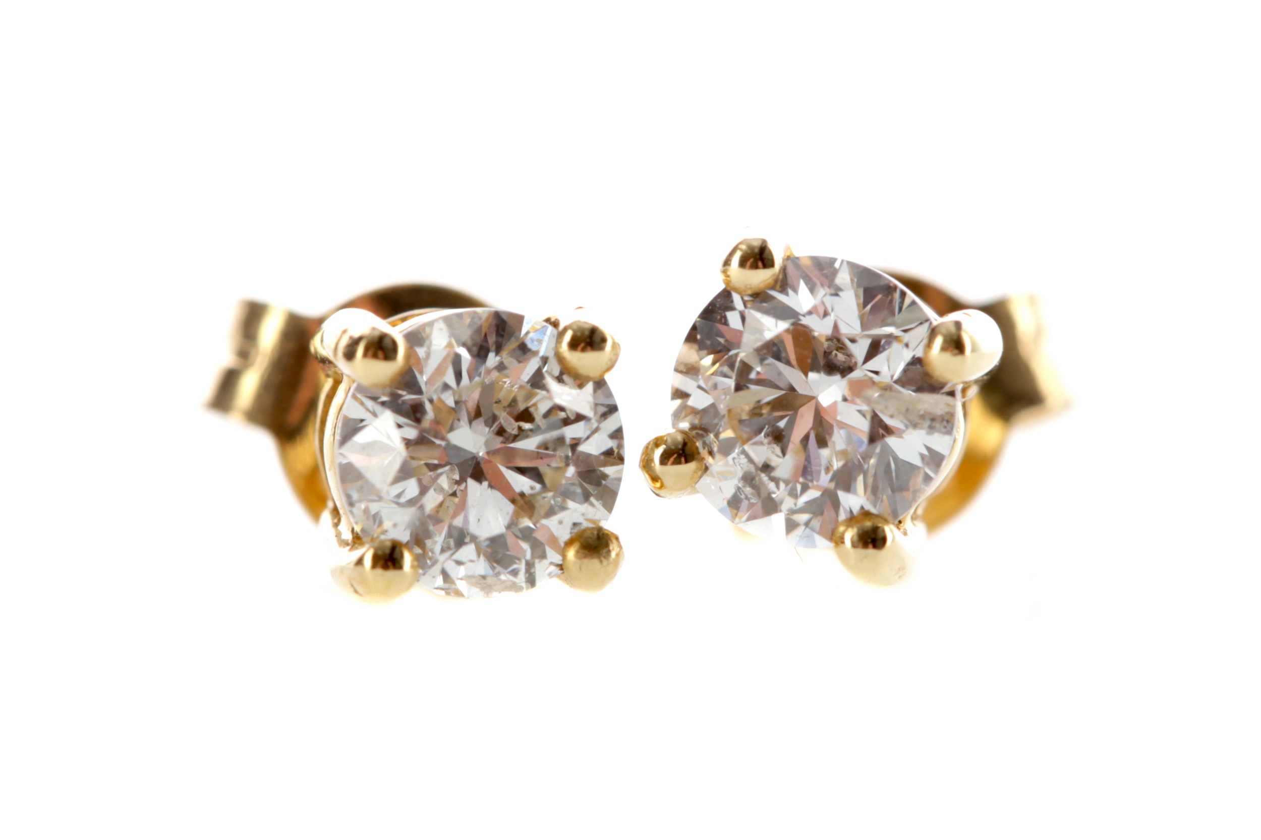 A PAIR OF DIAMOND STUD EARRINGS