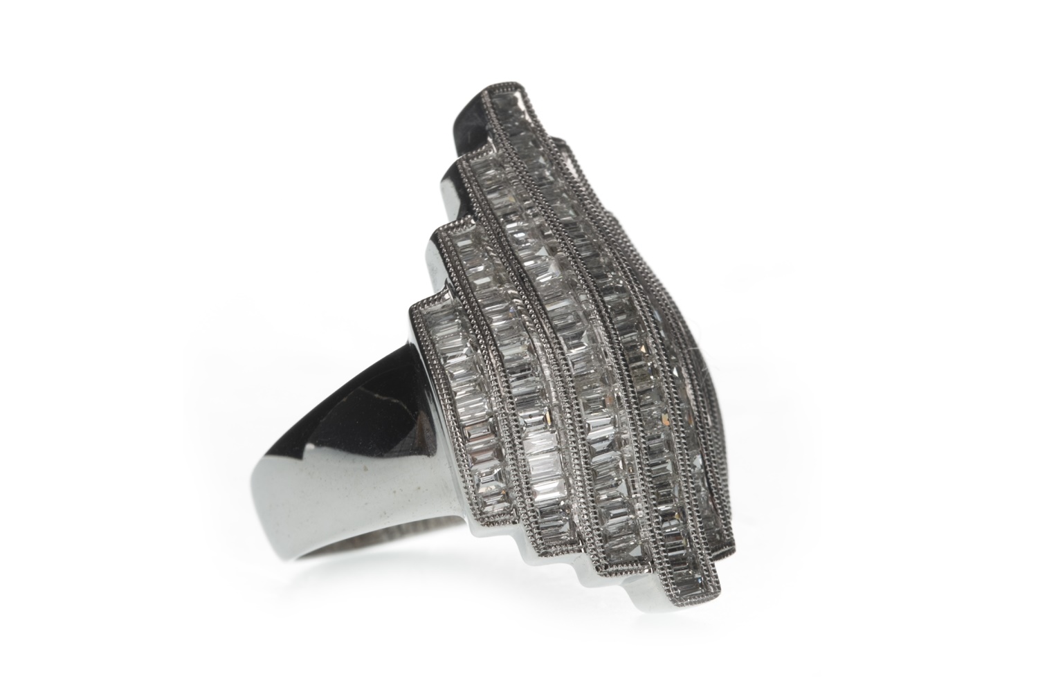 A DIAMOND DRESS RING - Image 2 of 2