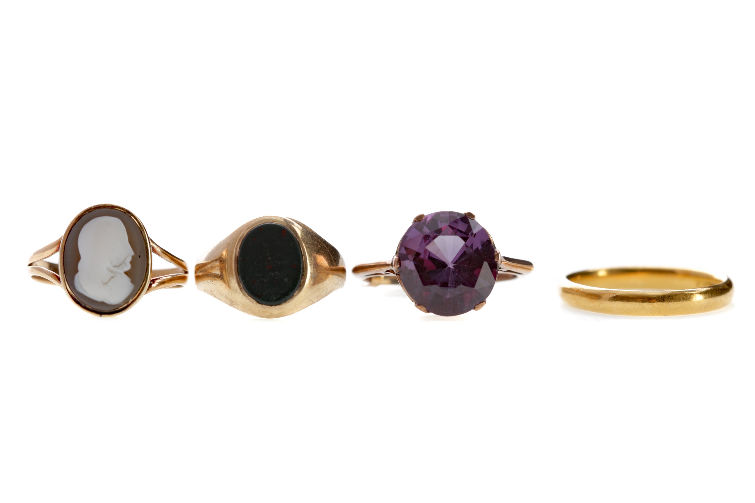 A WEDDING RING, BLOODSTONE AGATE RING, PURPLE GEM SET RING AND A CAMEO RING