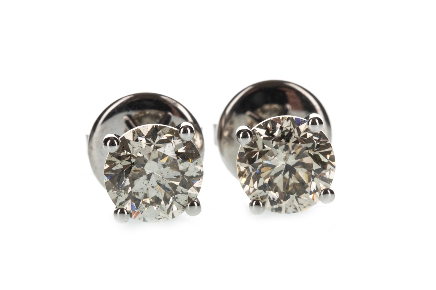 A PAIR OF DIAMOND STUD EARRINGS