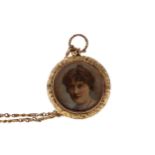 A GOLD CHAIN WITH GILT LOCKET