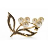 A PEARL BROOCH