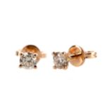 A PAIR OF DIAMOND STUD EARRINGS