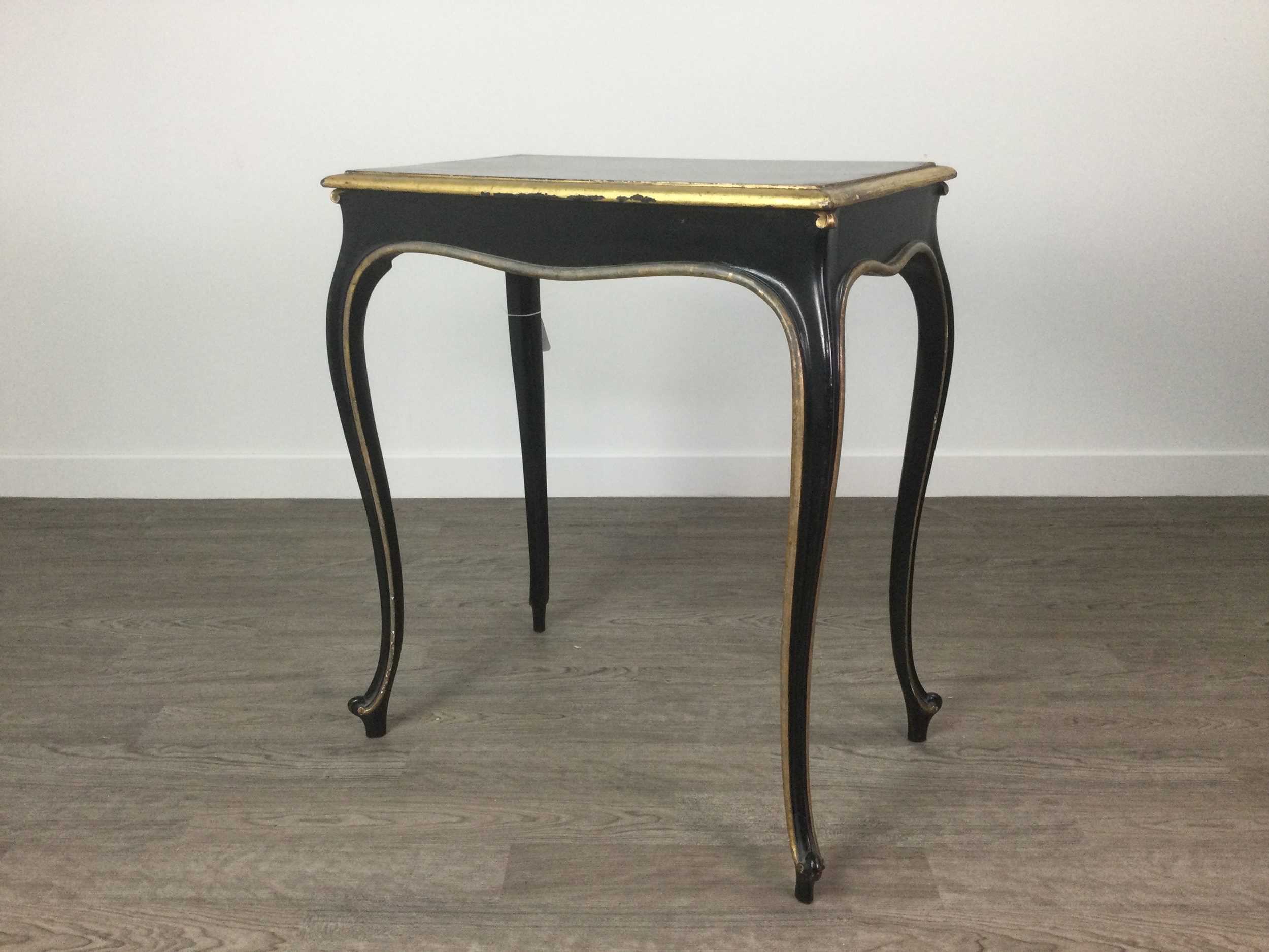 AN EARLY 20TH CENTURY EBONISED TEA TABLE