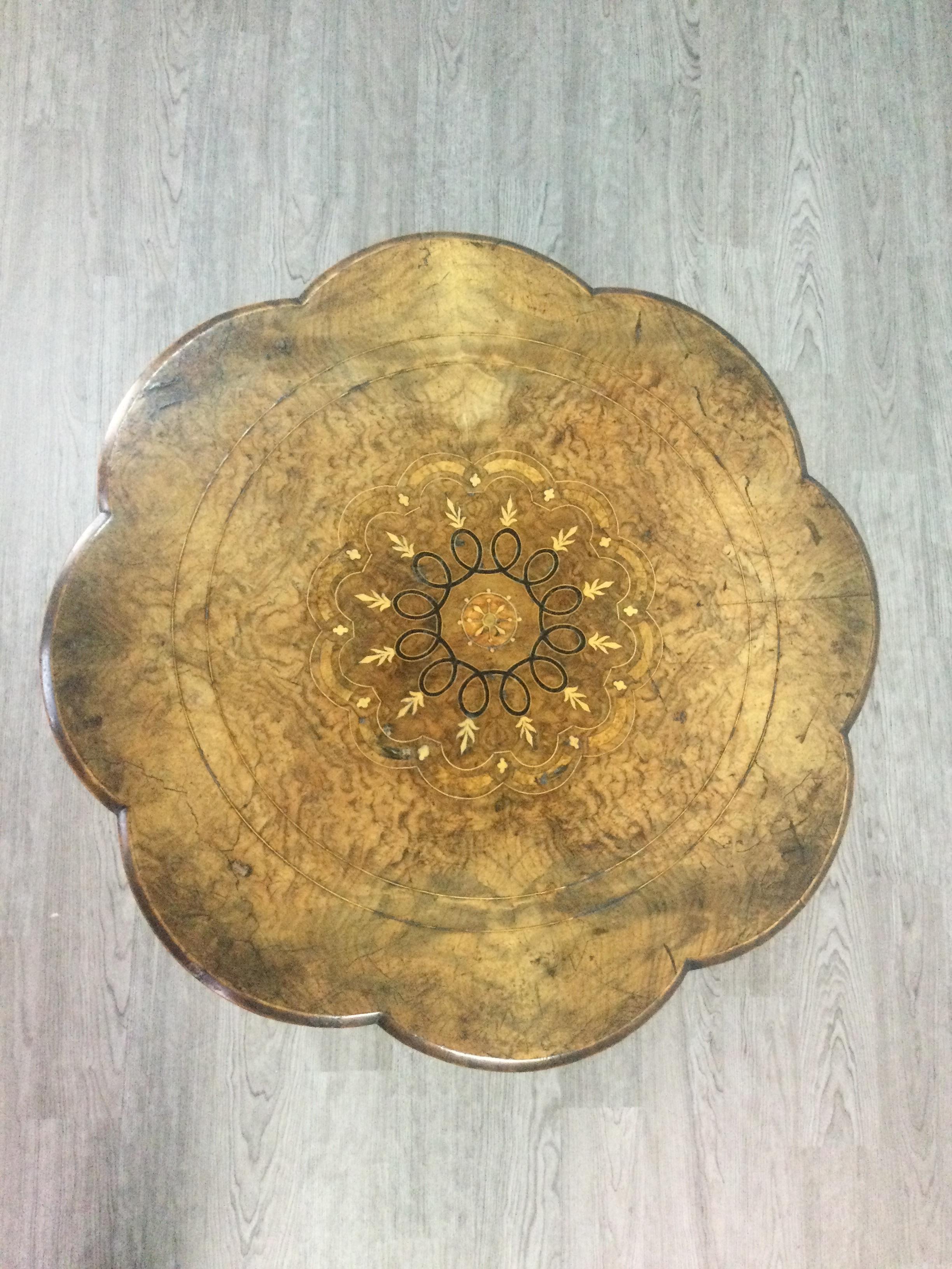 A VICTORIAN WALNUT OCCASIONAL TABLE - Image 3 of 3