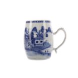 A LATE 19TH CENTURY CHINESE BLUE & WHITE PORCELAIN TANKARD